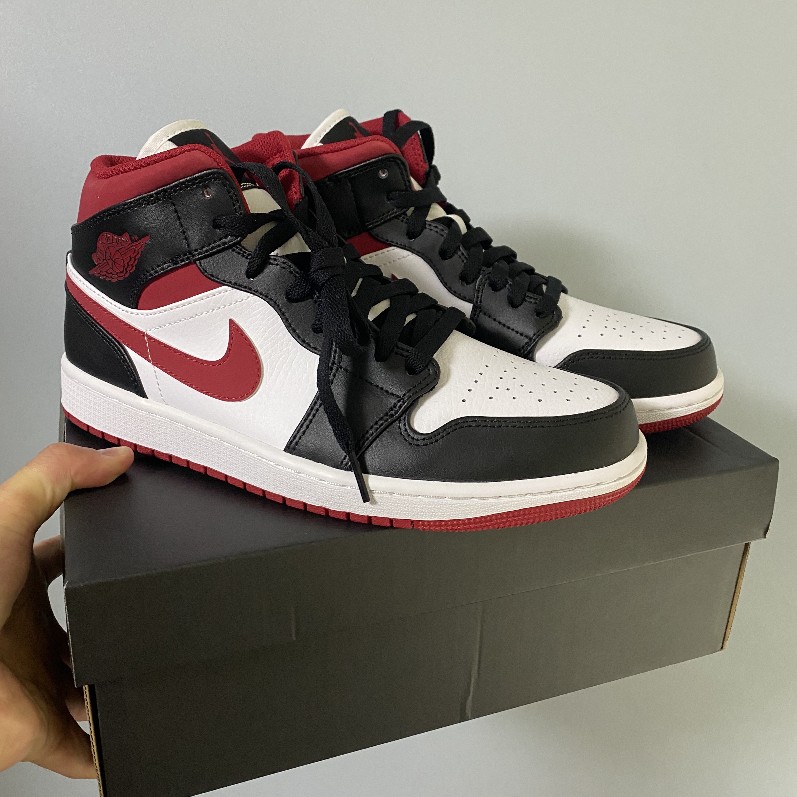 Jordan 1 Mid Gym Red Black White 착용 스타일
