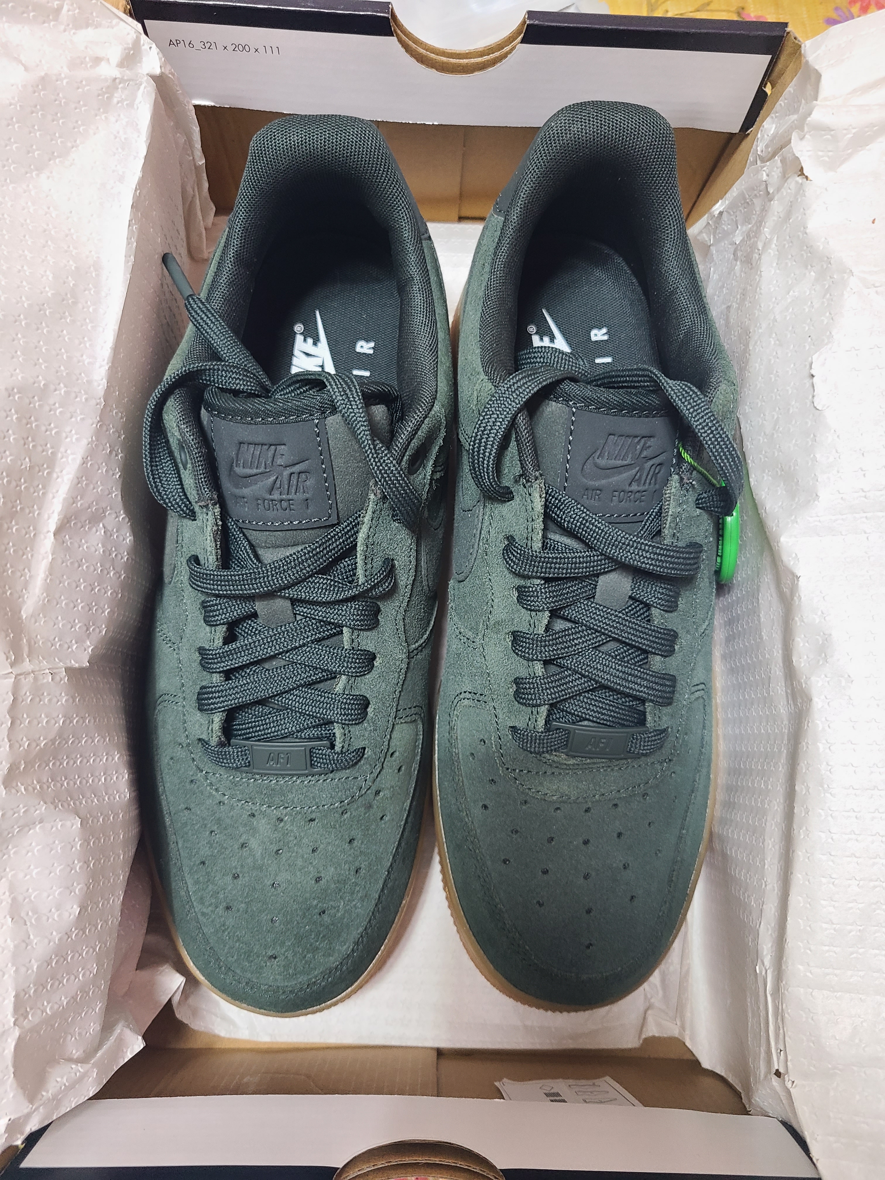 Nike Air Force 1 '07 LV8 Suede Outdoor Green 착용 스타일 - 2
