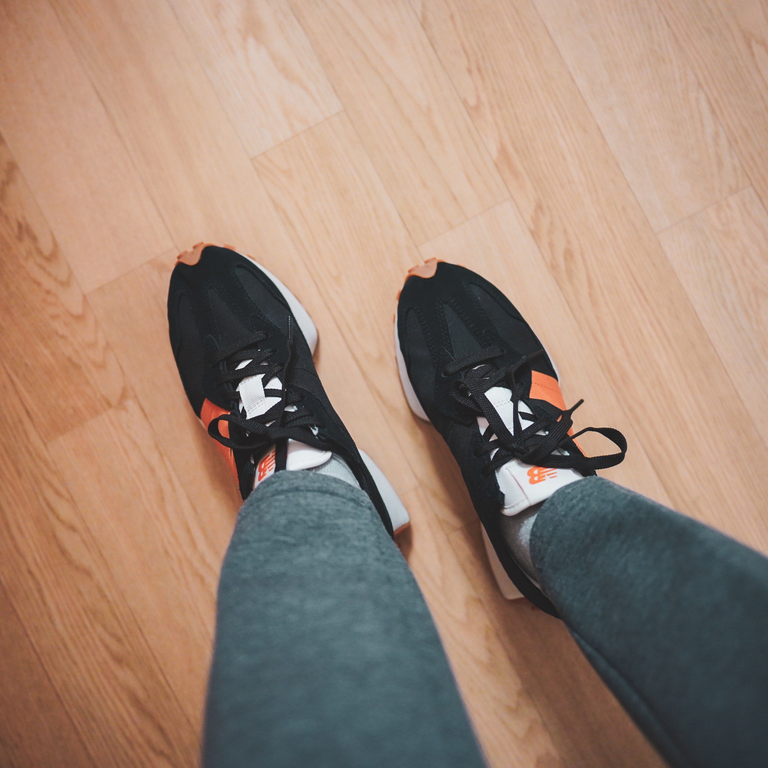 New Balance 327 Black Orange 착용 스타일 - 3