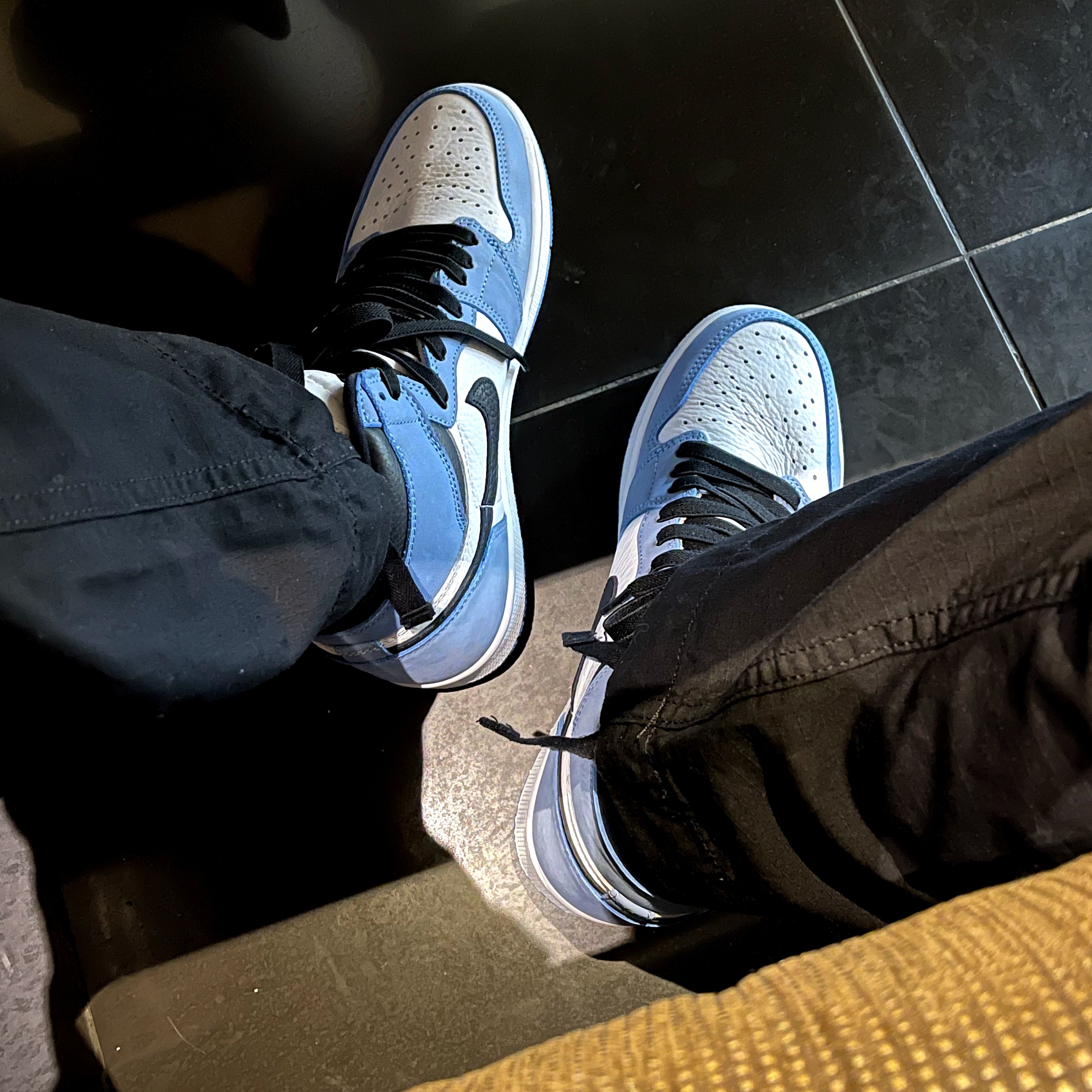 Jordan 1 Retro High OG University Blue 착용 스타일