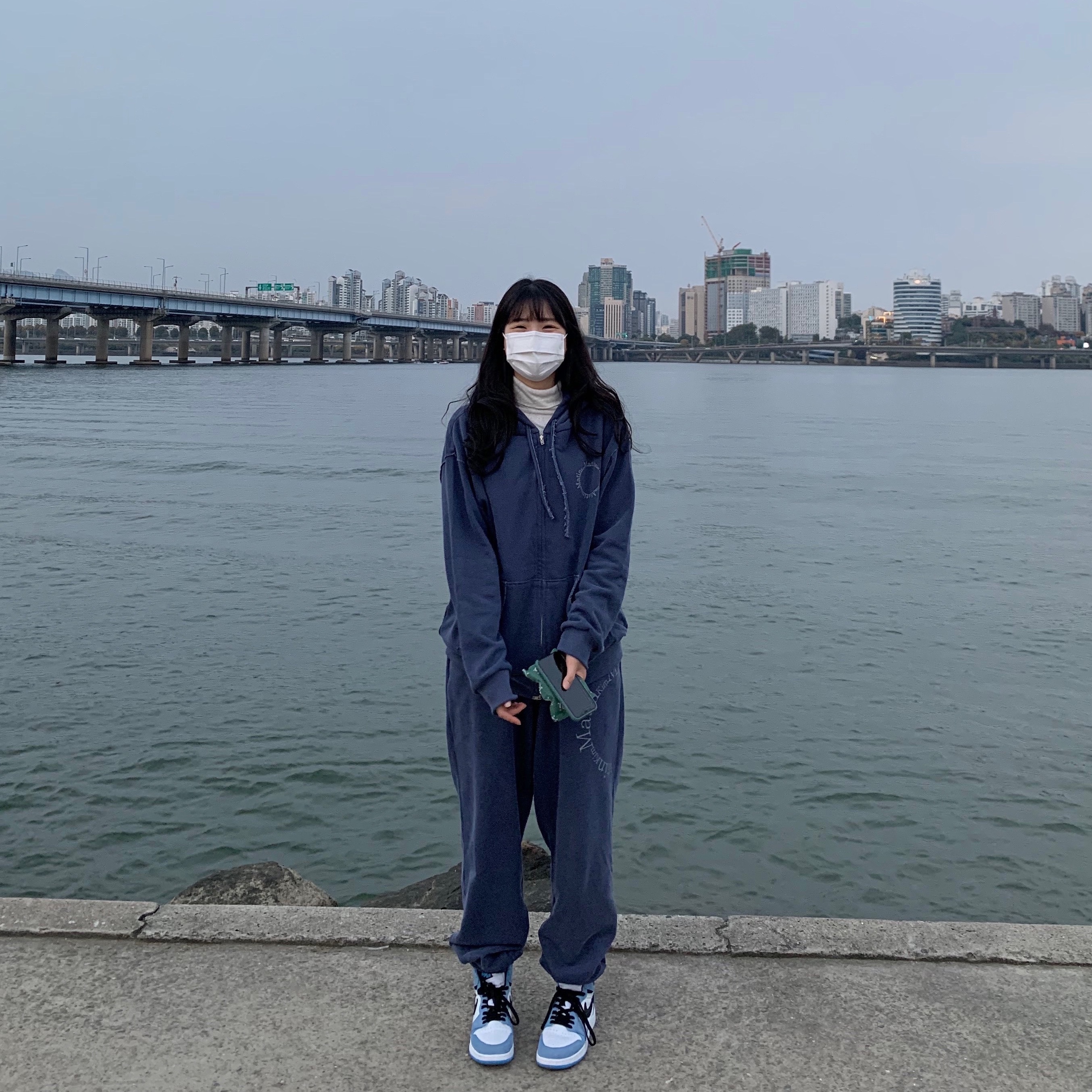 (GS) Jordan 1 Retro High OG University Blue 착용 스타일 - 1