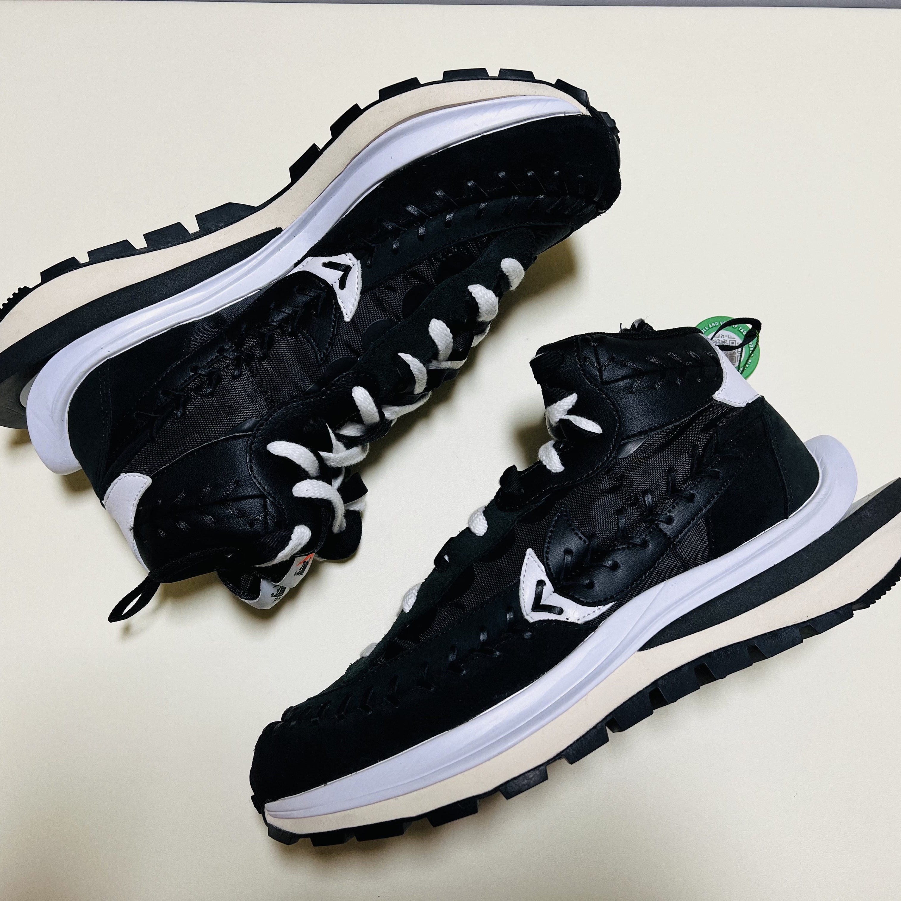 Nike x Sacai x Jean Paul Gaultier VaporWaffle Black White 착용 스타일 - 3