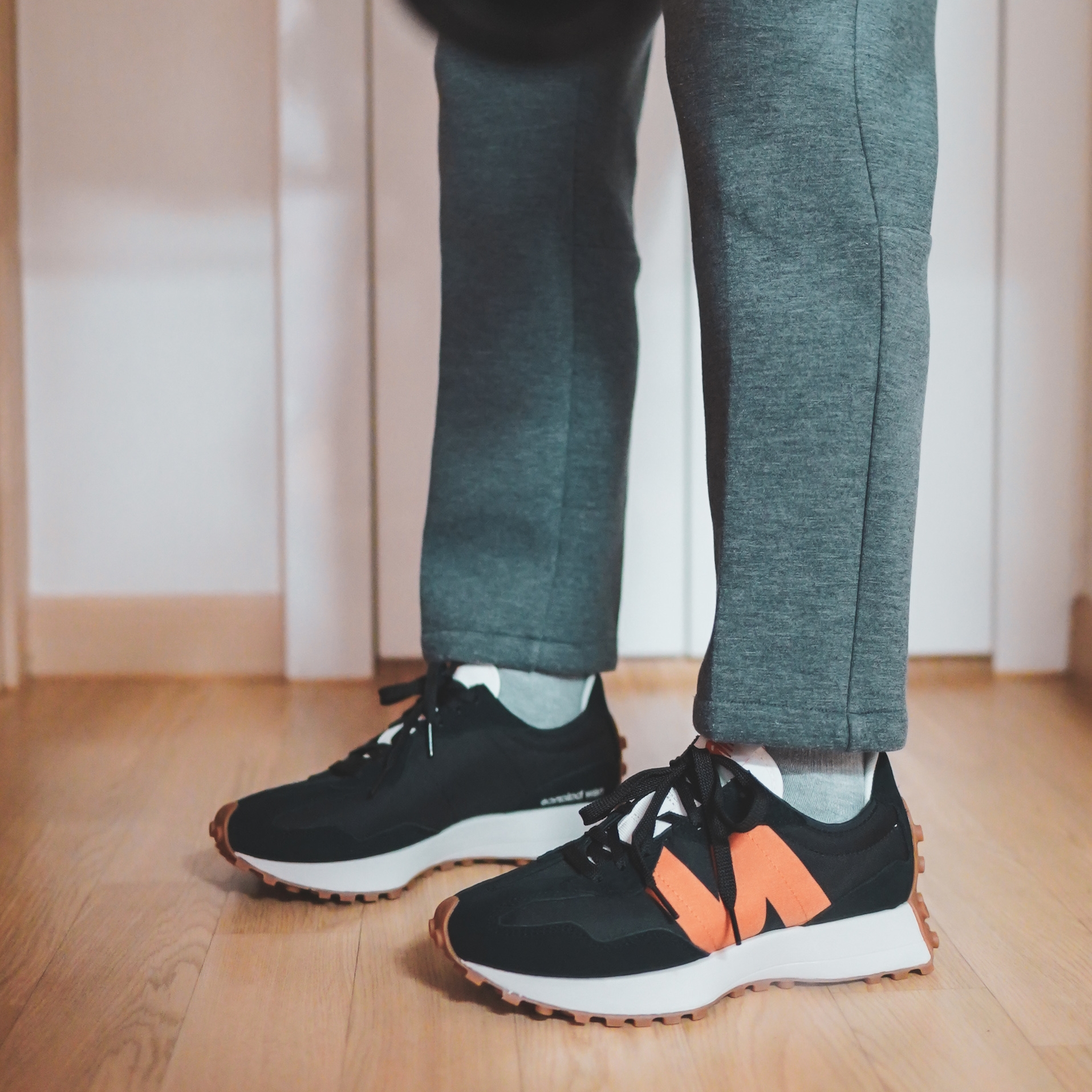 New Balance 327 Black Orange 착용 스타일 - 1