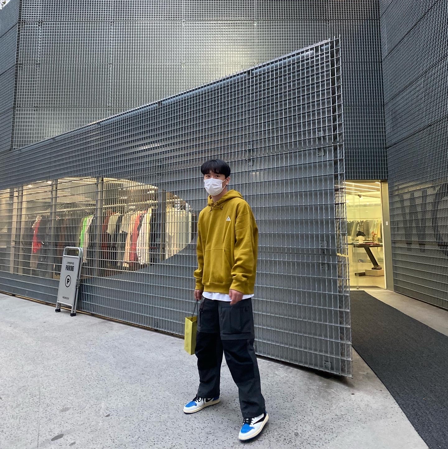 Jordan 1 x Travis Scott x Fragment Retro High OG SP Military Blue, Nike ACG Smith Summit Cargo Pants Dark Smoke Grey - Asia 착용 스타일
