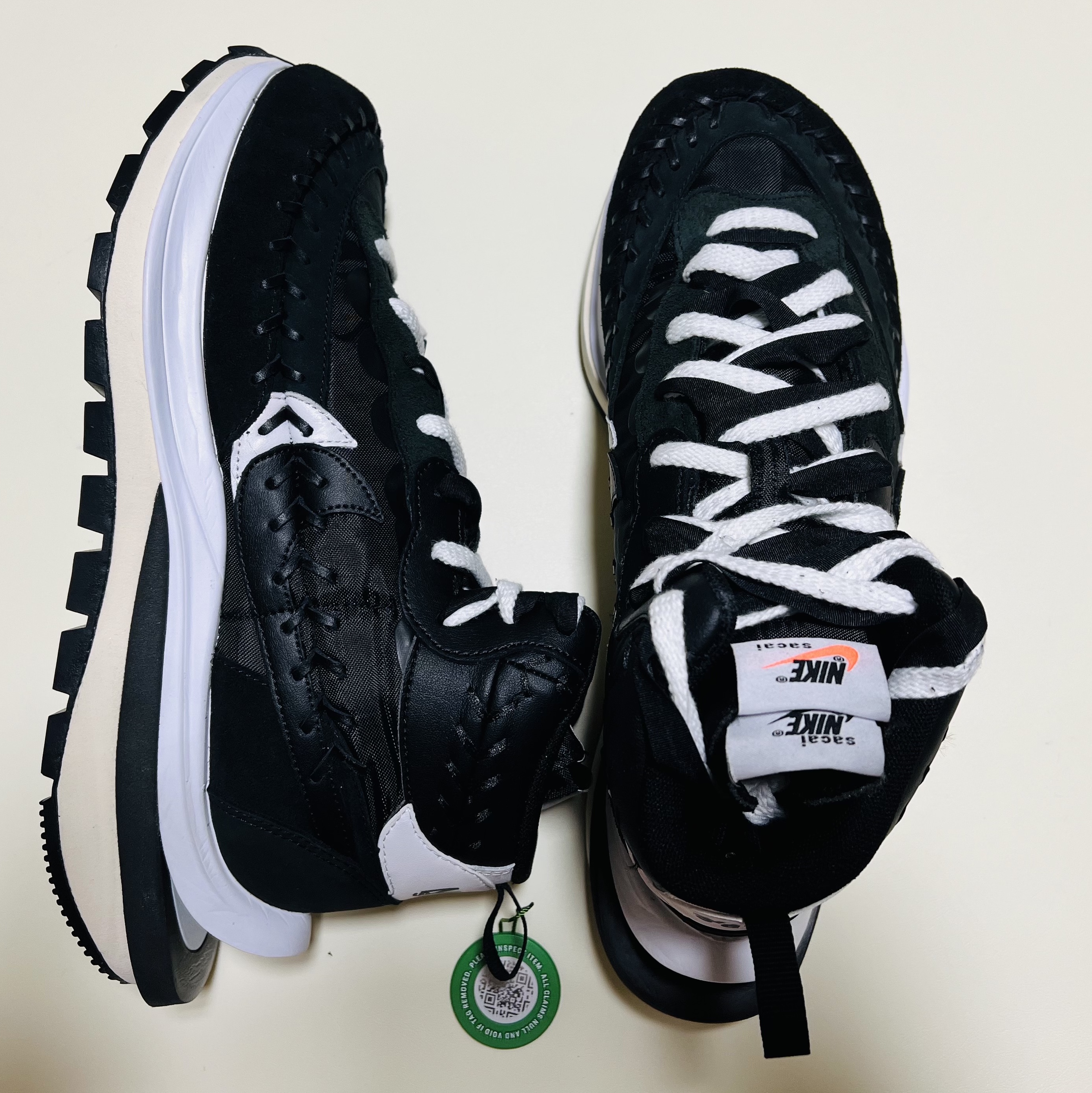Nike x Sacai x Jean Paul Gaultier VaporWaffle Black White 착용 스타일 - 2