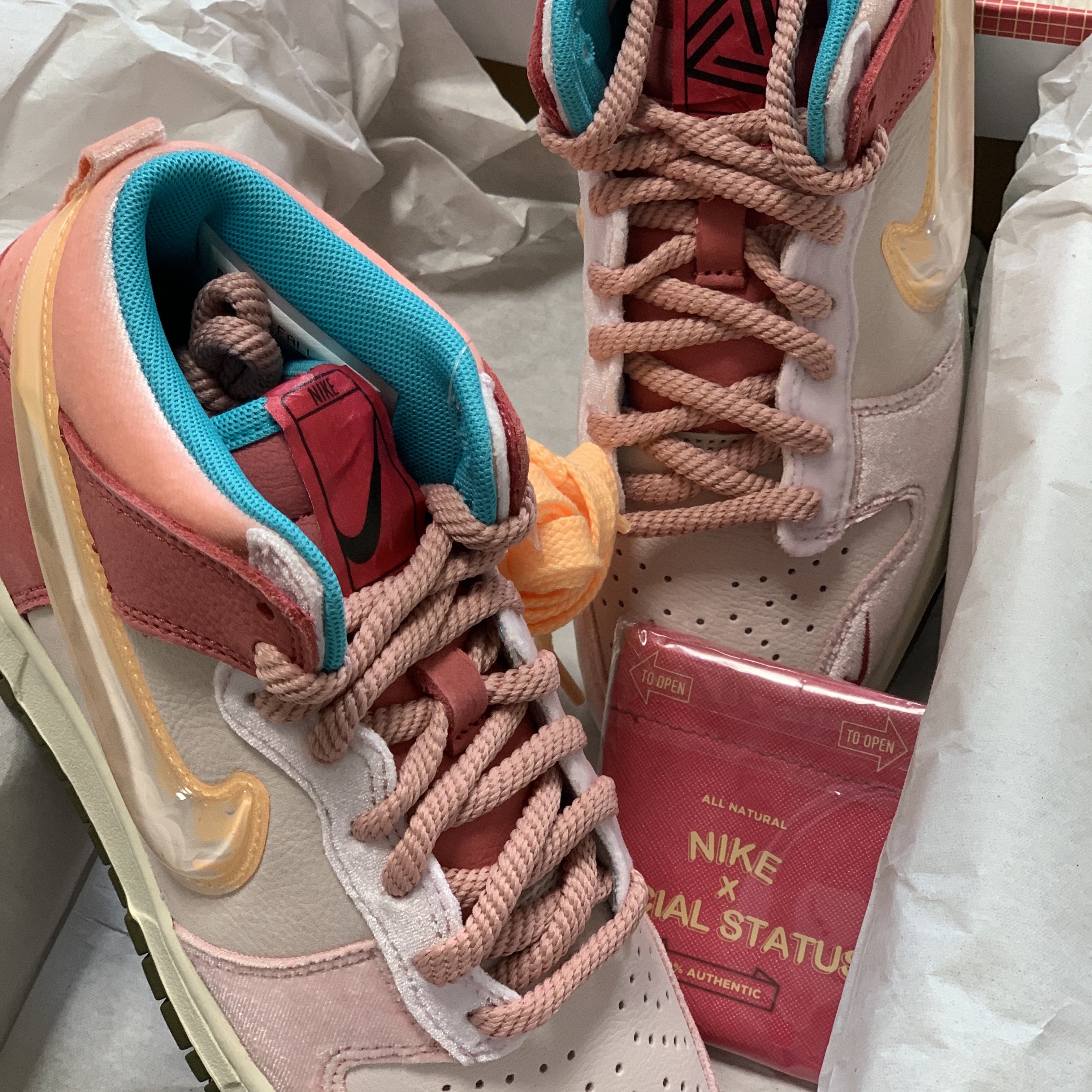 Nike x Social Status Dunk Mid Free Lunch Strawberry Milk 착용 스타일 - 1