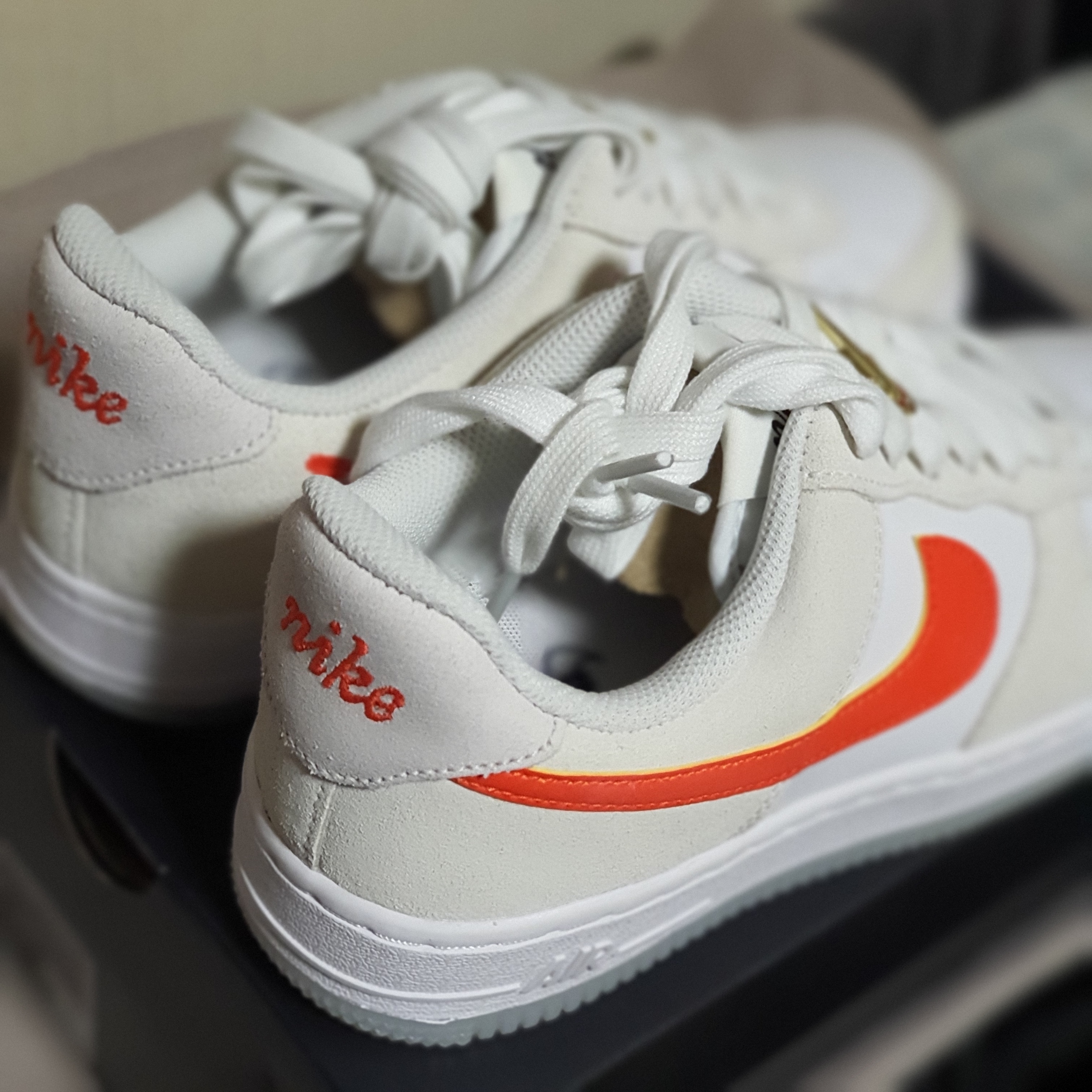(W) Nike Air Force 1 '07 SE First Use Orange Sail 착용 스타일 - 2
