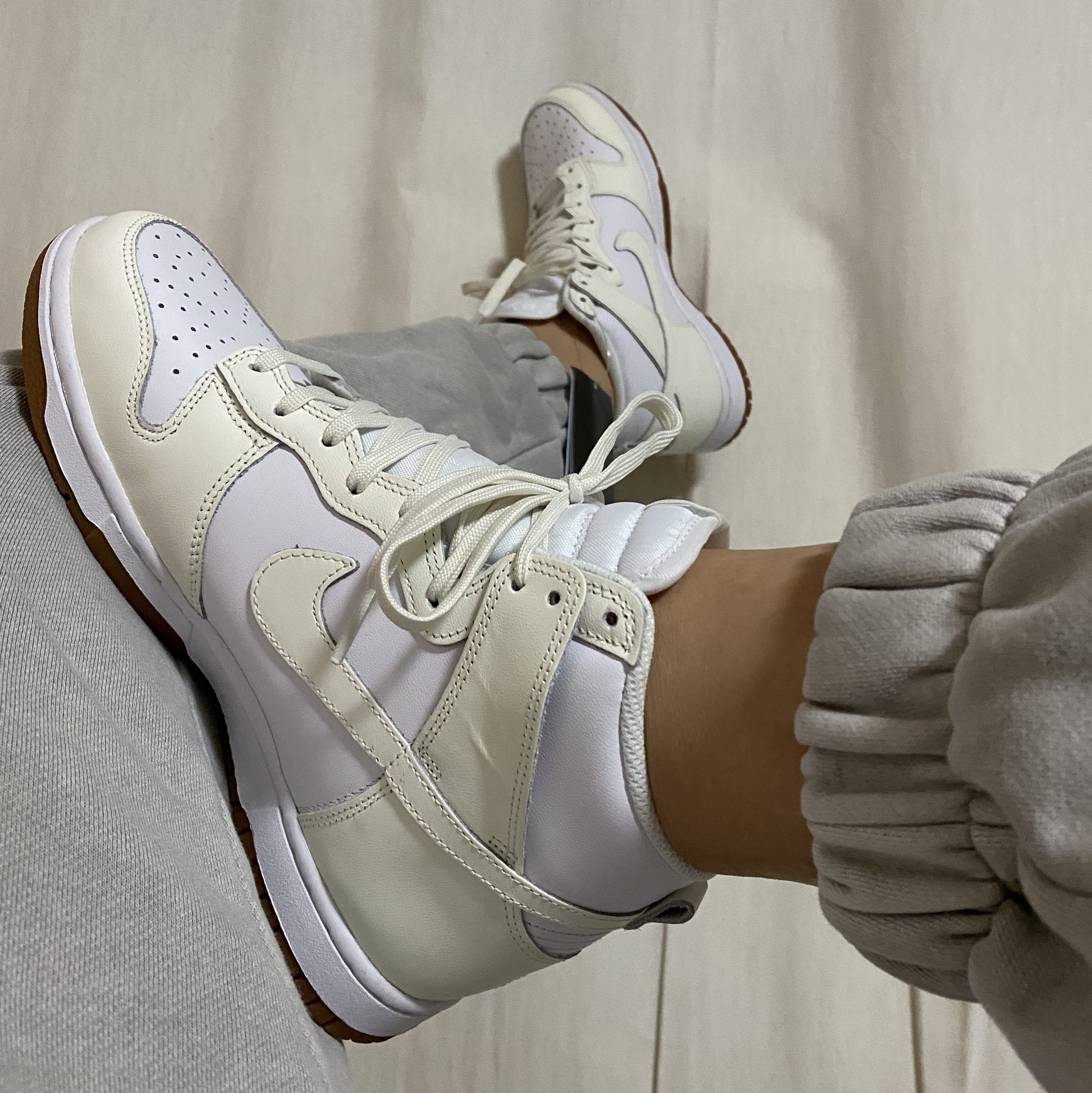 (W) Nike Dunk High Sail Gum 착용 스타일 - 2