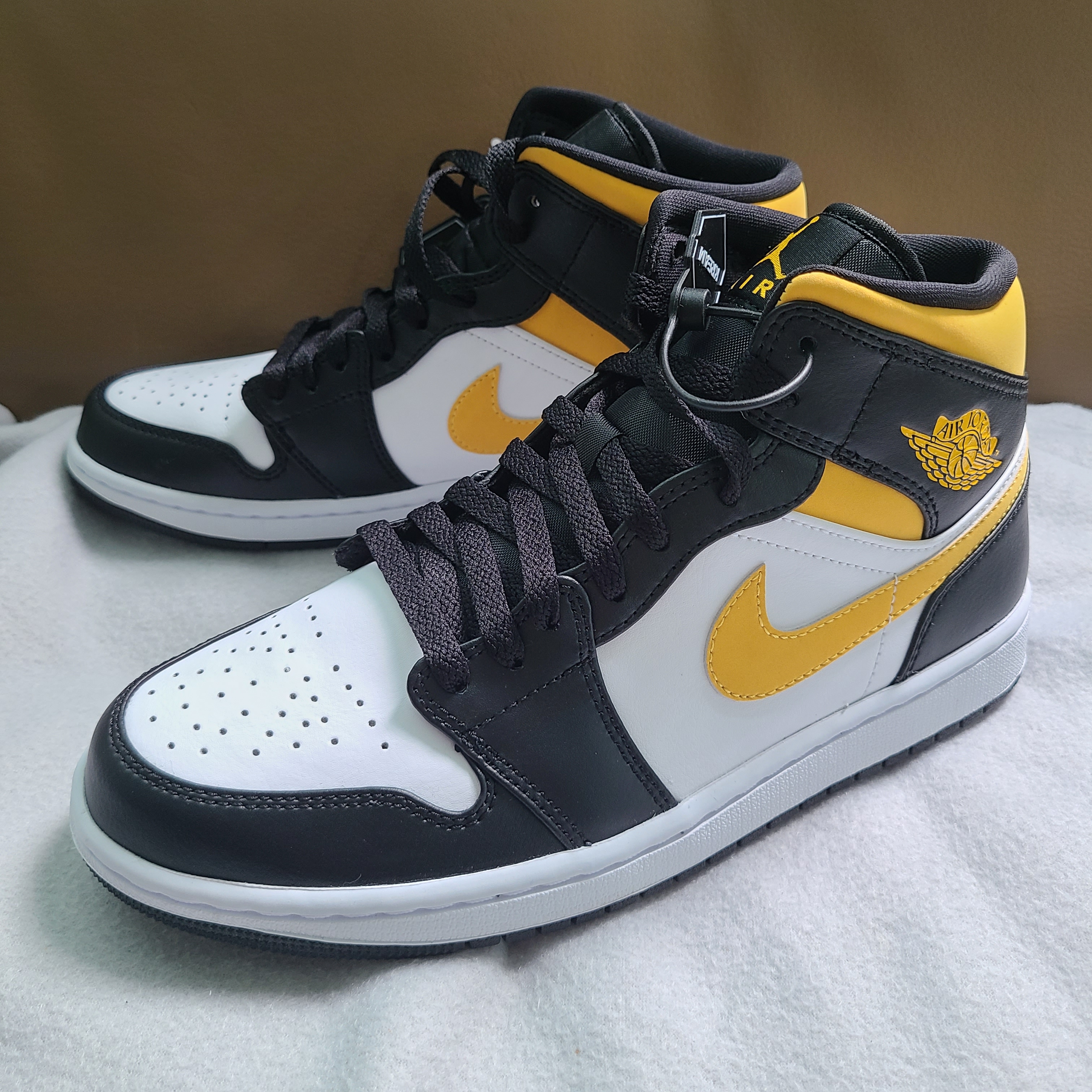 Jordan 1 Mid Pollen 착용 스타일 - 1