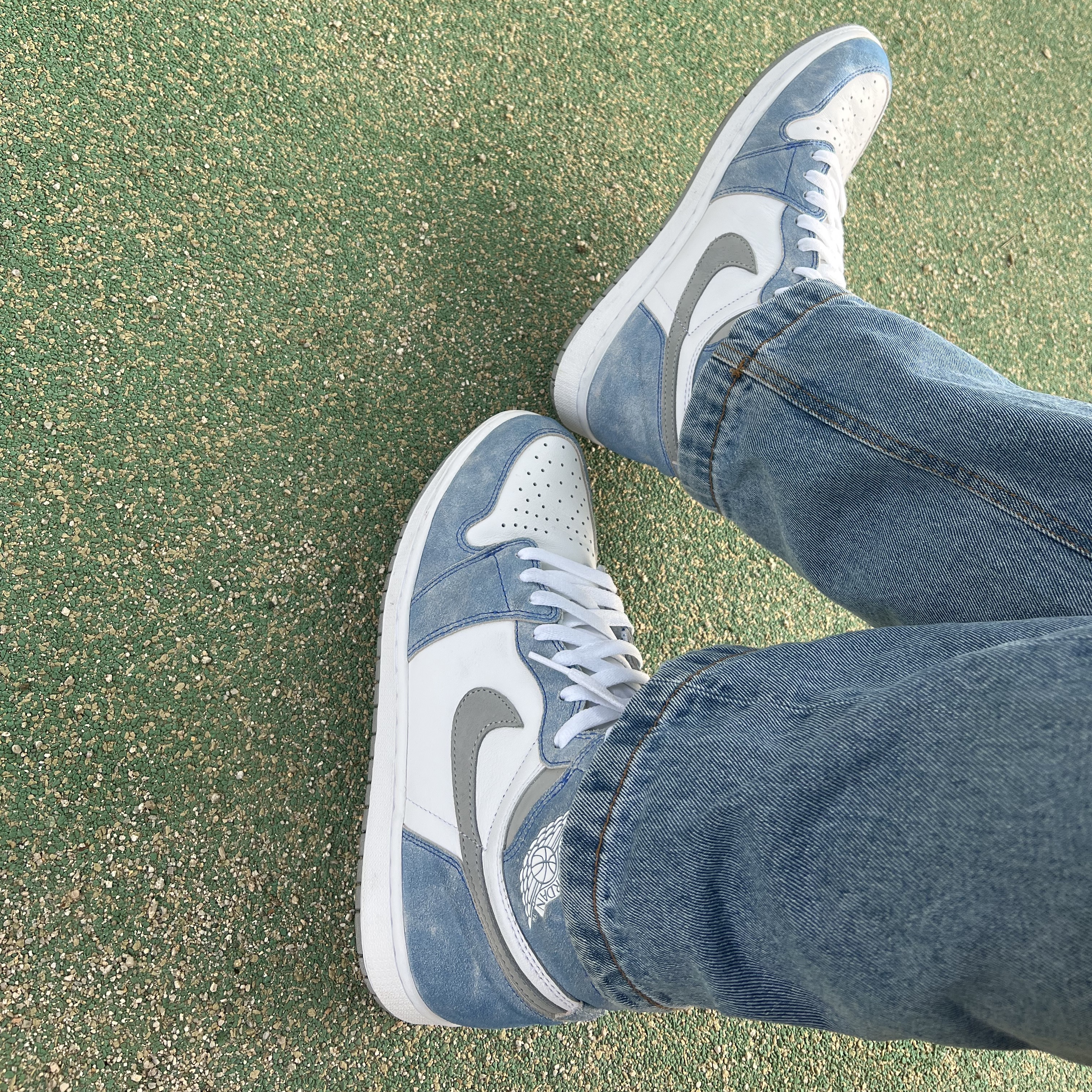 Jordan 1 Retro High OG Hyper Royal 착용 스타일