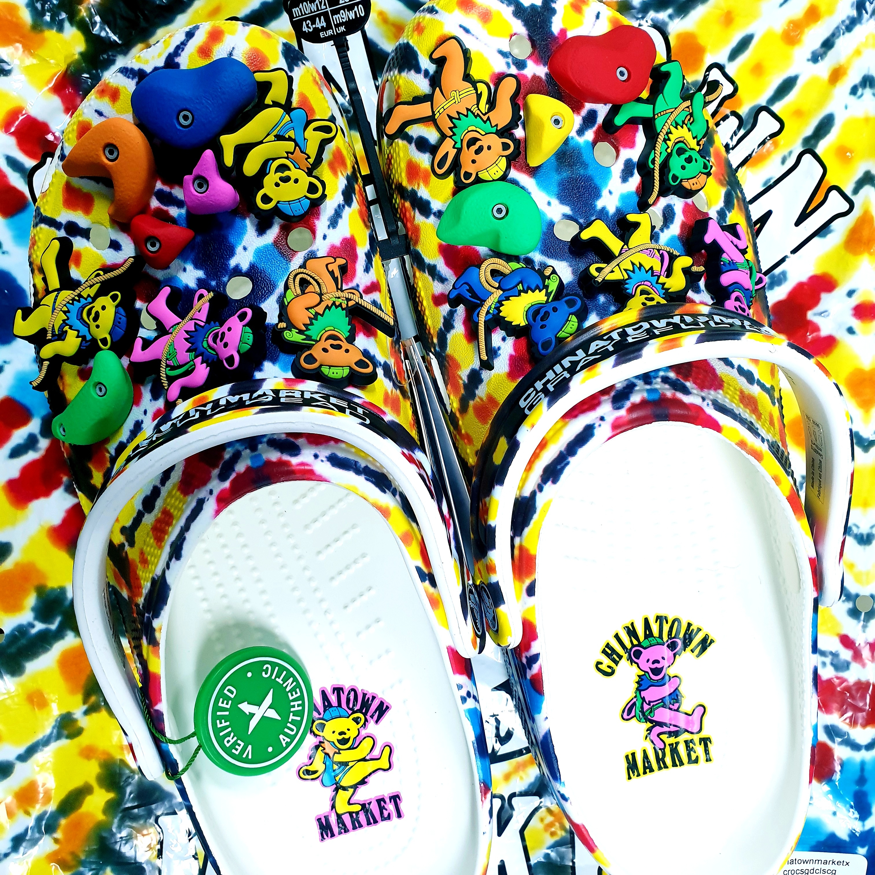 Crocs x Grateful Dead x Chinatown Market Classic Clog Tie-Dye 착용 스타일 - 2