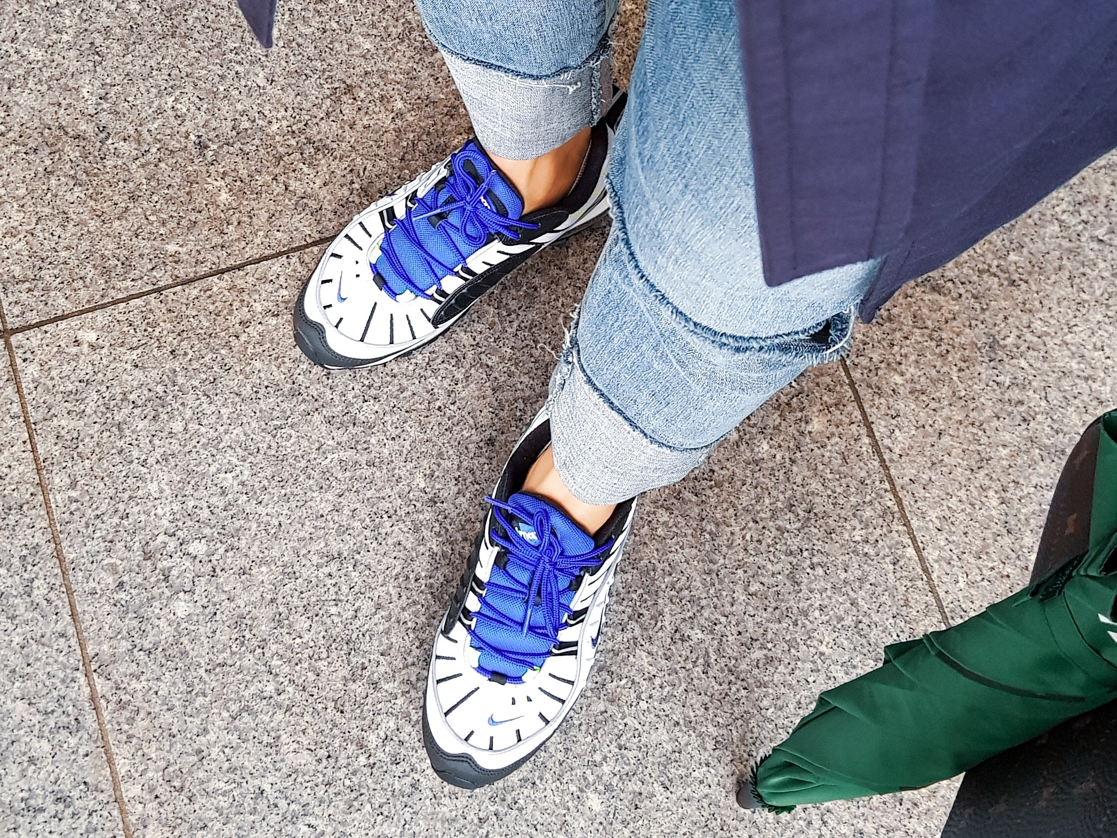 Nike Air Max 98 White Black Racer Blue 착용 스타일 - 4