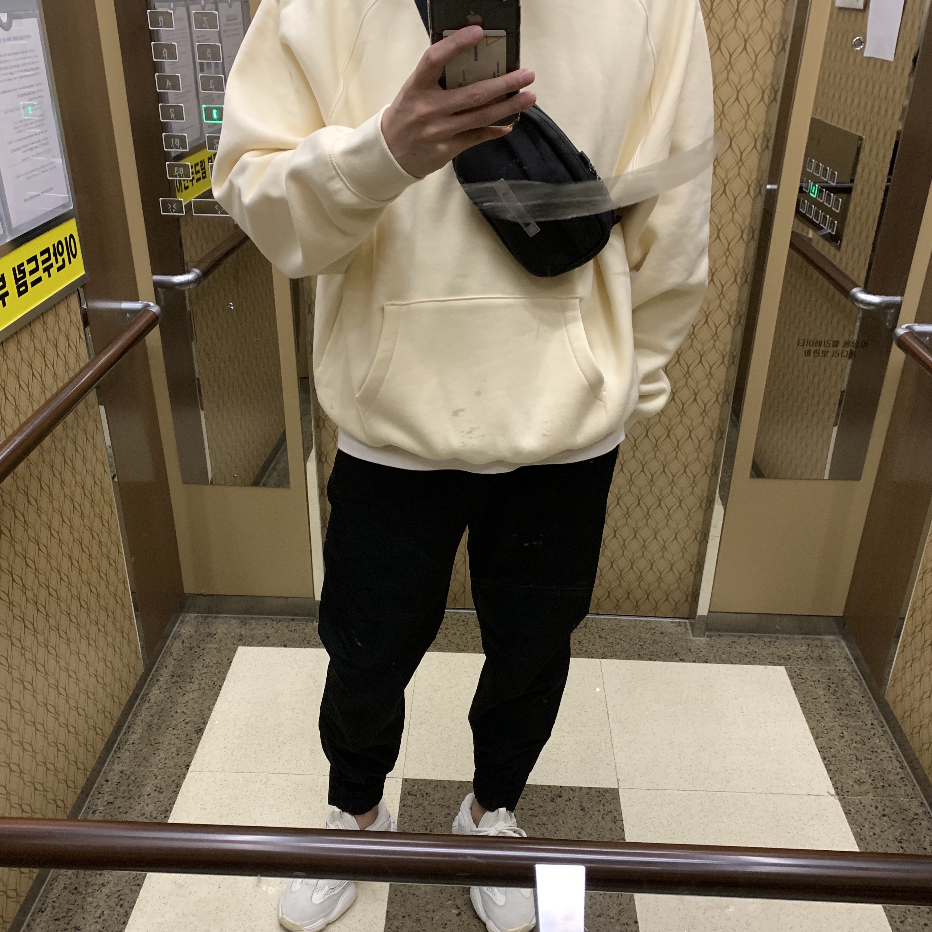 Essentials Pull-Over Hoodie Cream - 21SS, Essentials Coated Canvas Belt Bag Black - 20FW 착용 스타일