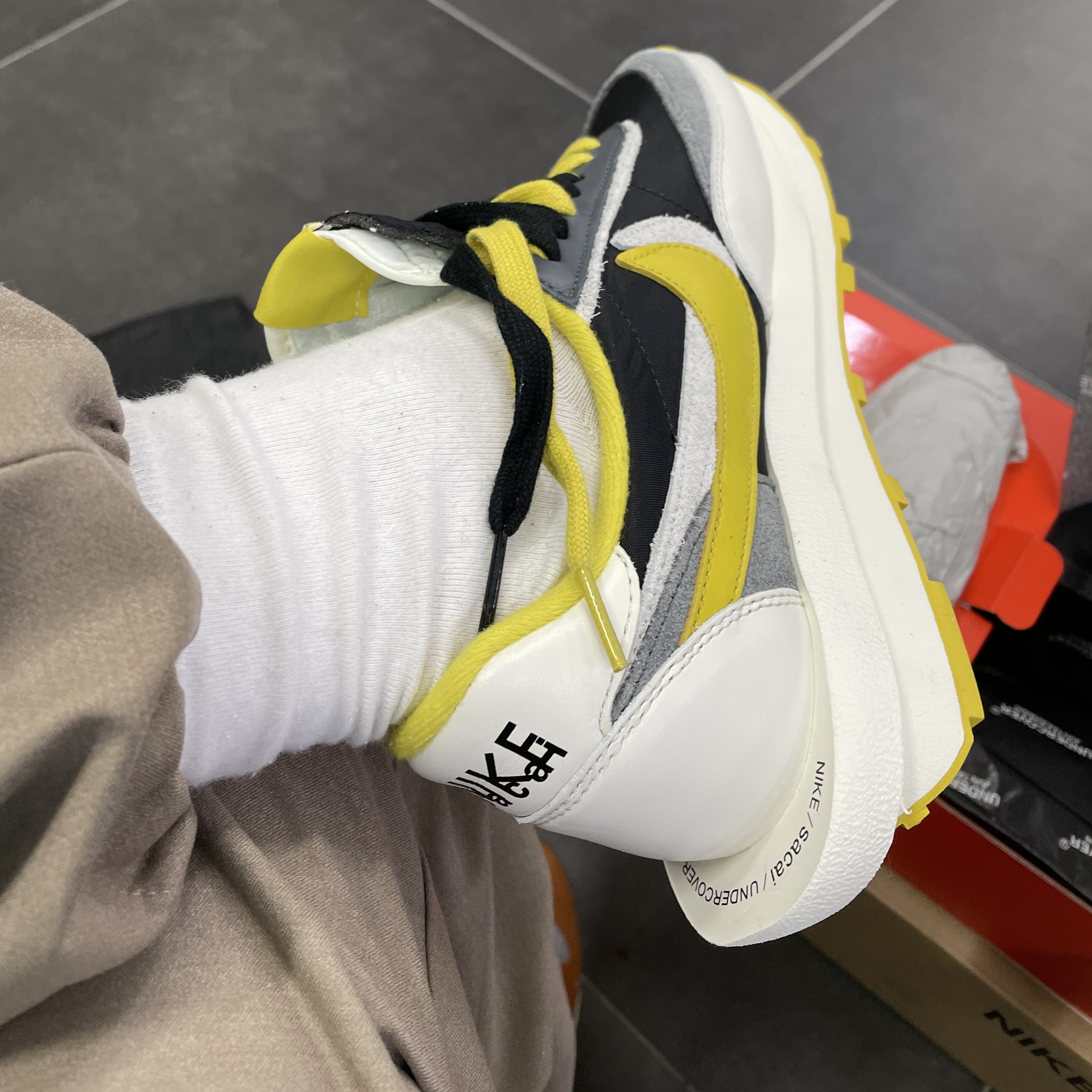 Nike x Sacai x Undercover LDWaffle Black Bright Citron 착용 스타일