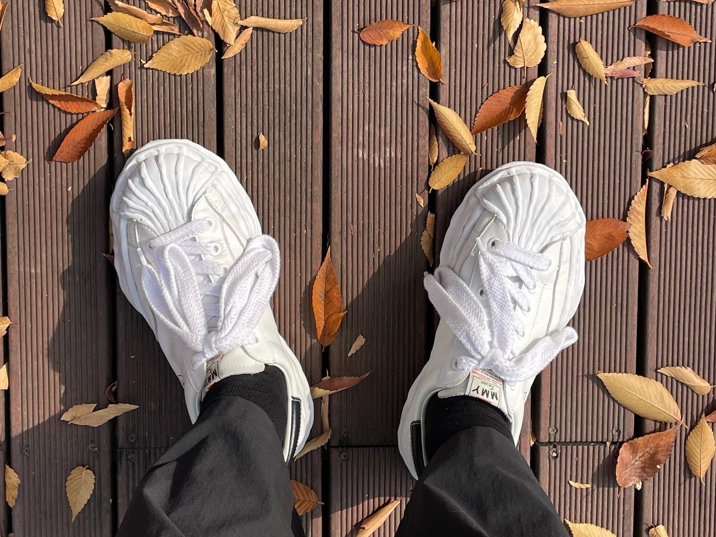 Maison Mihara Yasuhiro Blakey OG Sole Leather Low-top Sneakers White 착용 스타일 - 1