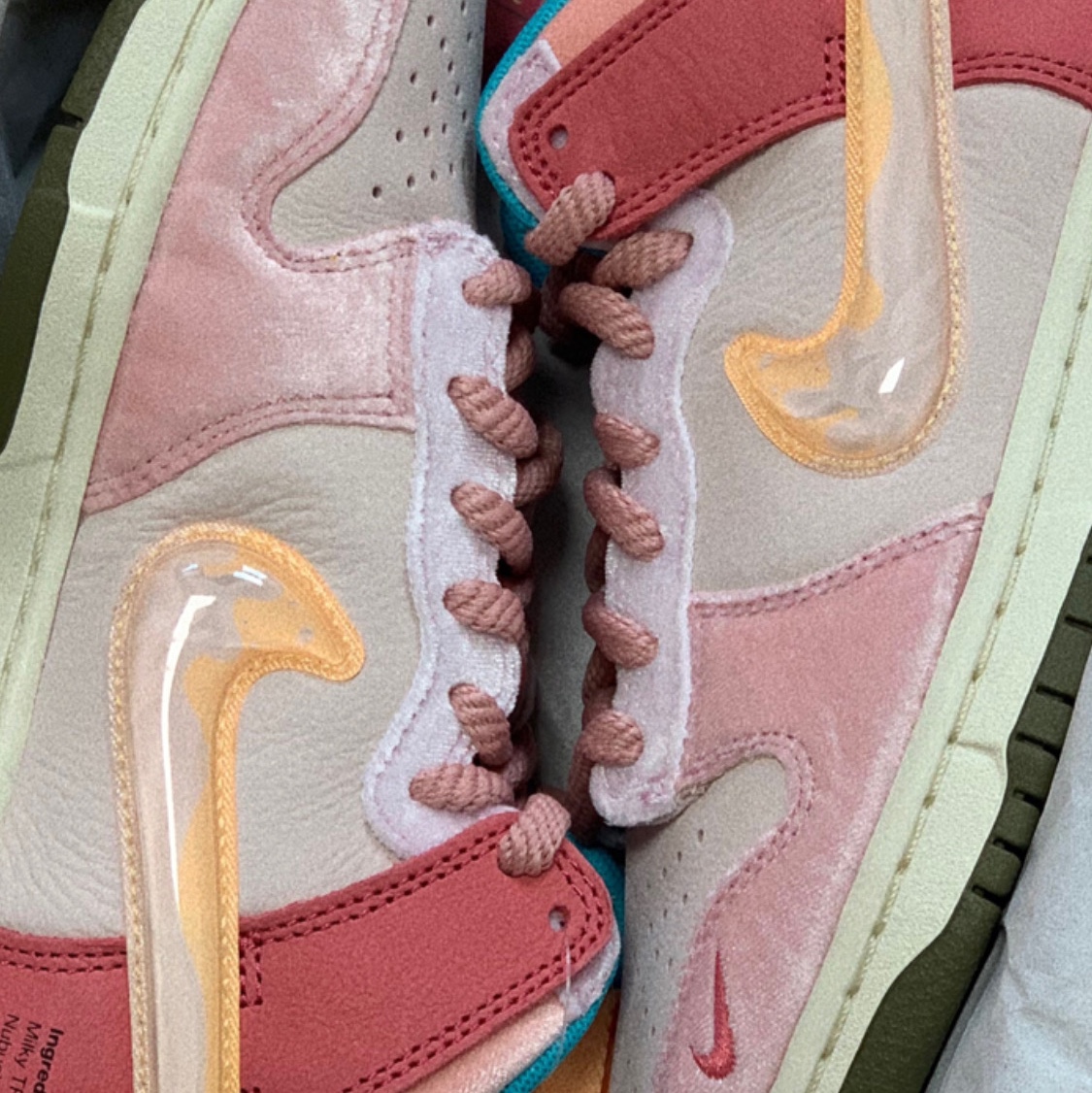 Nike x Social Status Dunk Mid Free Lunch Strawberry Milk 착용 스타일 - 2
