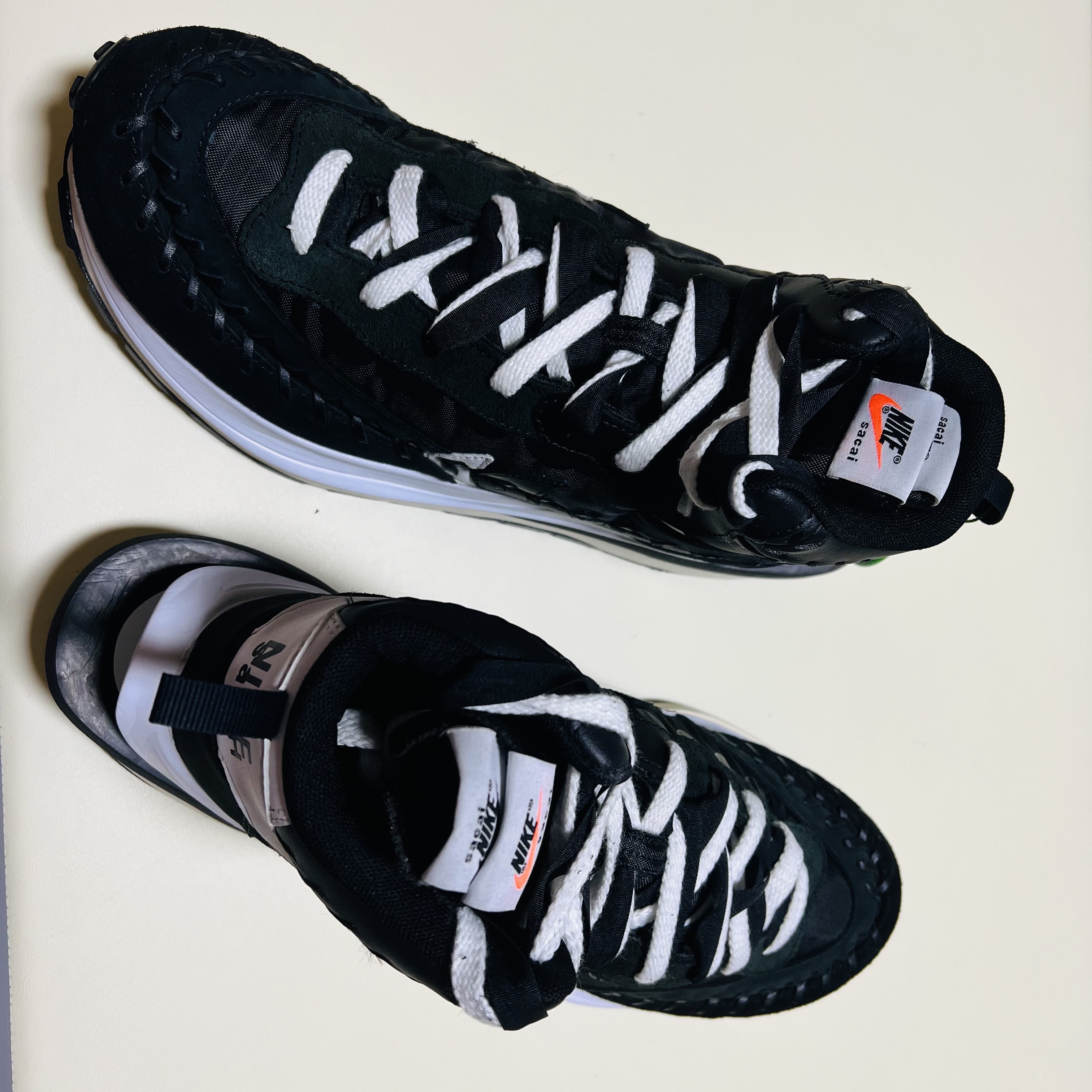 Nike x Sacai x Jean Paul Gaultier VaporWaffle Black White 착용 스타일 - 4