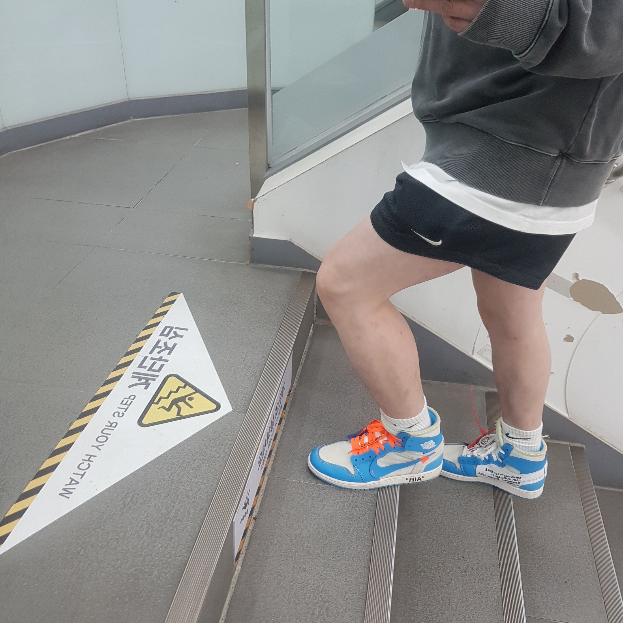 Jordan 1 x Off-White Retro High University Blue 착용 스타일