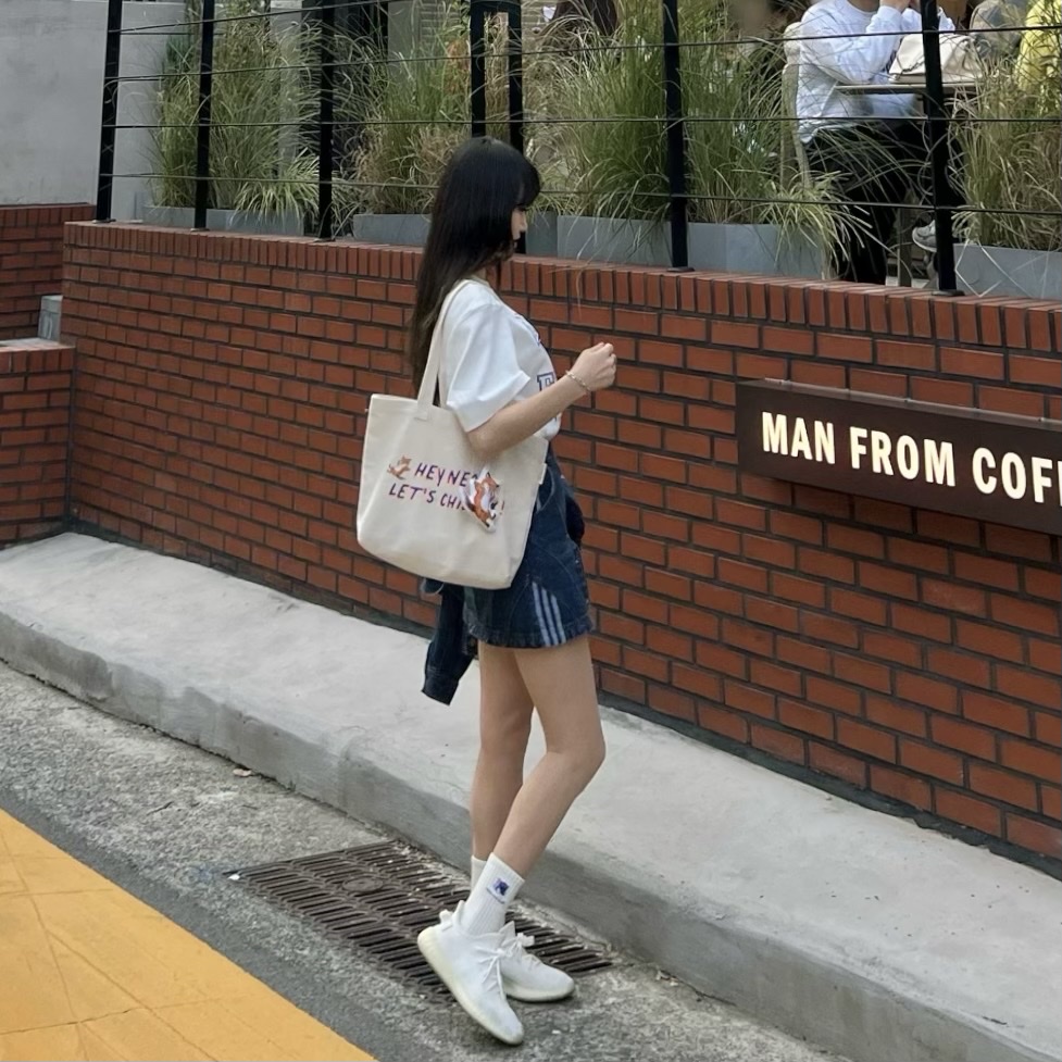 Maison Kitsune x Ader Error Yawn Fox T-Shirt Off White, Adidas Yeezy Boost 350 V2 Cream/Triple White 착용 스타일 - 3