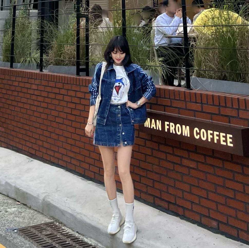 Maison Kitsune x Ader Error Yawn Fox T-Shirt Off White, Adidas Yeezy Boost 350 V2 Cream/Triple White 착용 스타일 - 2