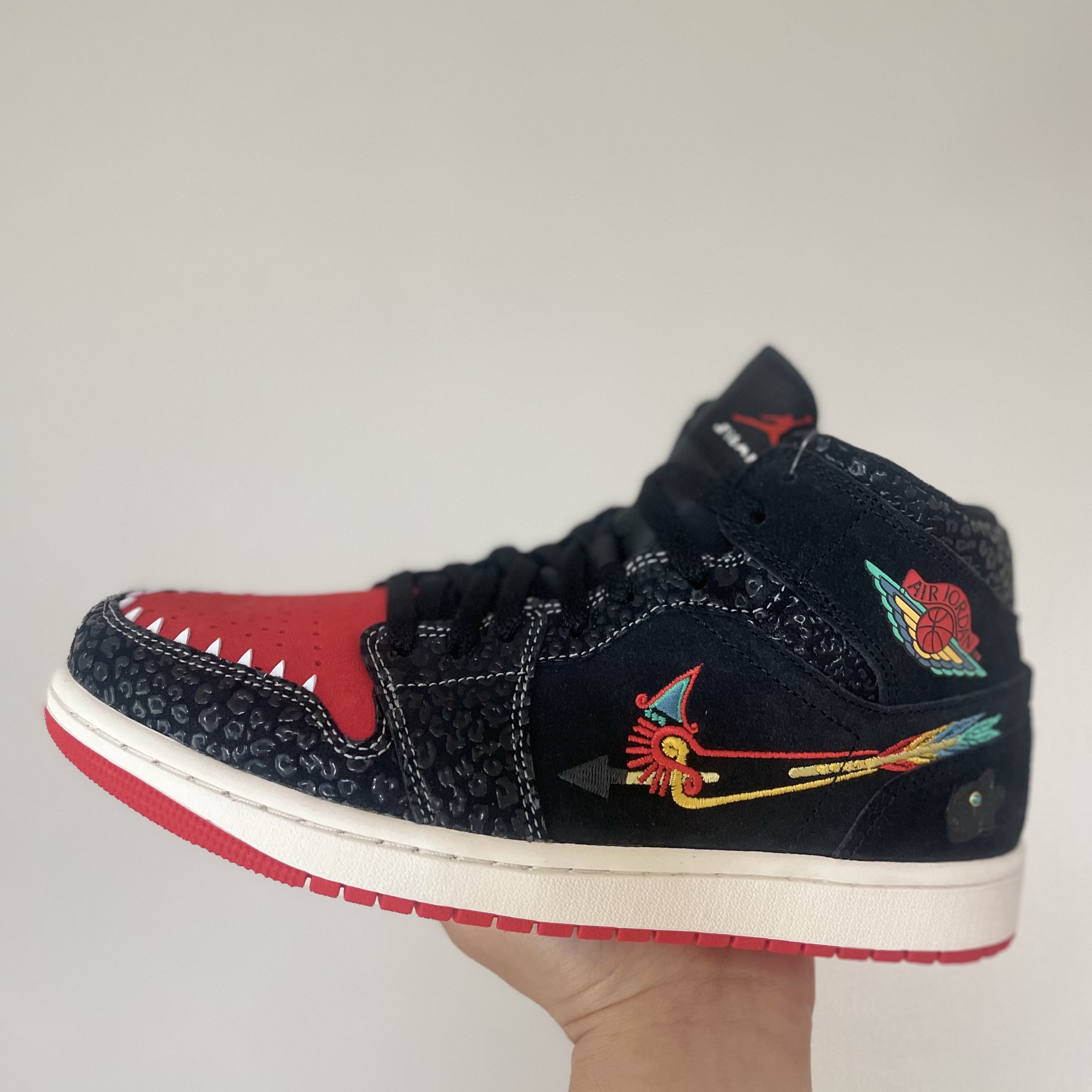 Jordan 1 Mid SE Siempre Familia 착용 스타일 - 3