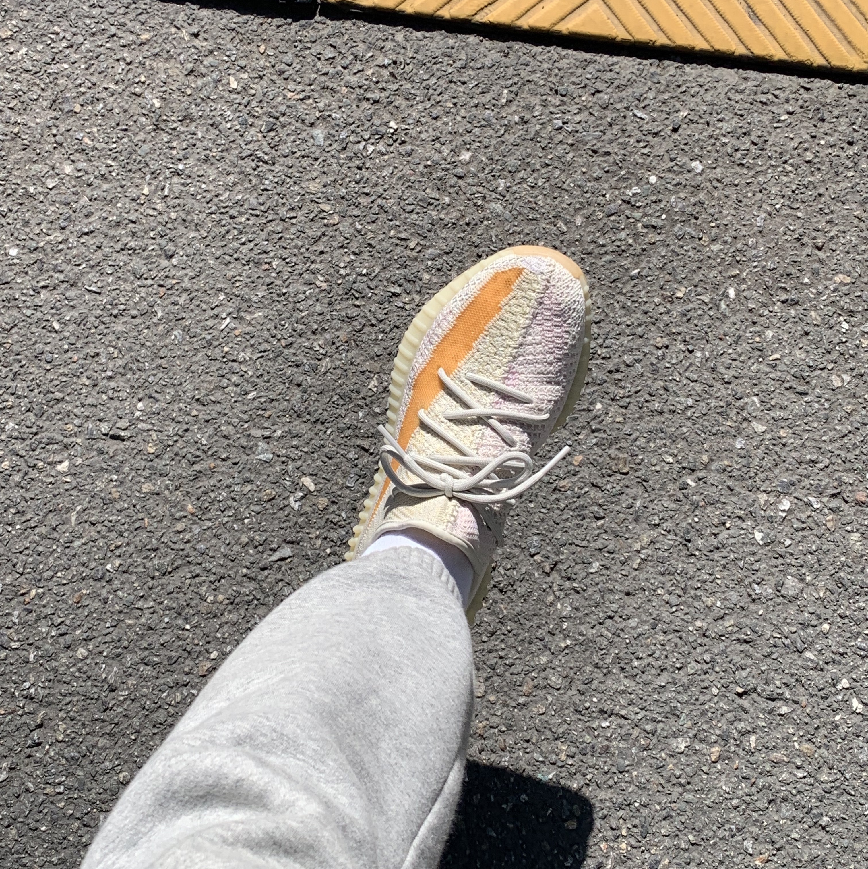 Adidas Yeezy Boost 350 V2 Light 착용 스타일