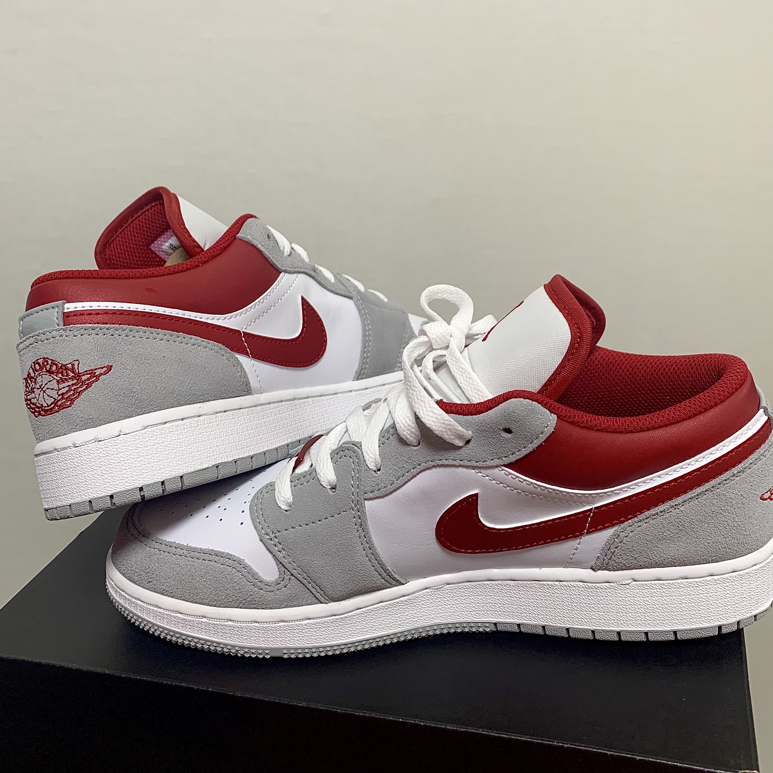 Jordan 1 Low SE Light Smoke Grey Gym Red, (GS) Jordan 1 Low SE Light Smoke Grey Gym Red 착용 스타일 - 1