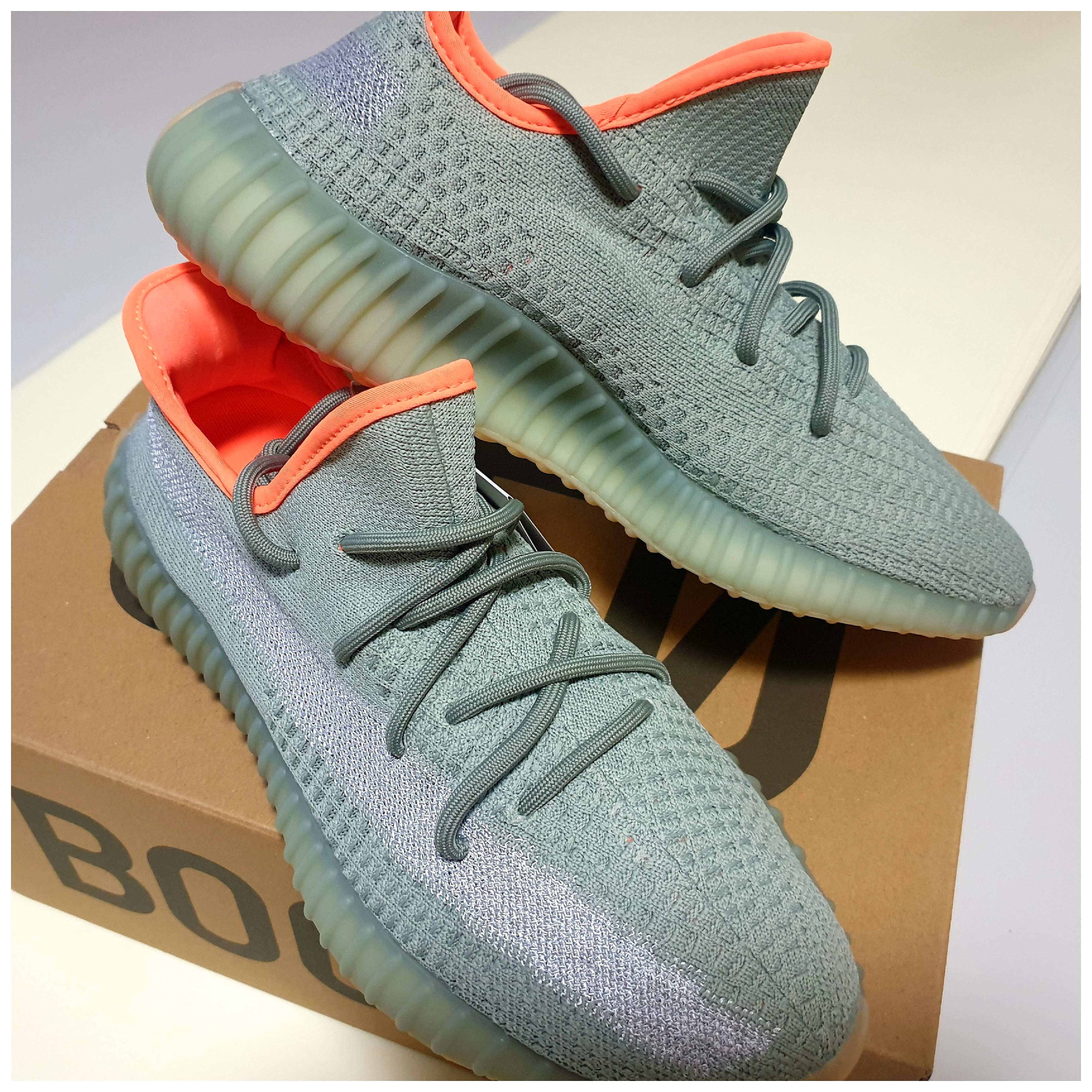 Adidas Yeezy Boost 350 V2 Desert Sage 착용 스타일