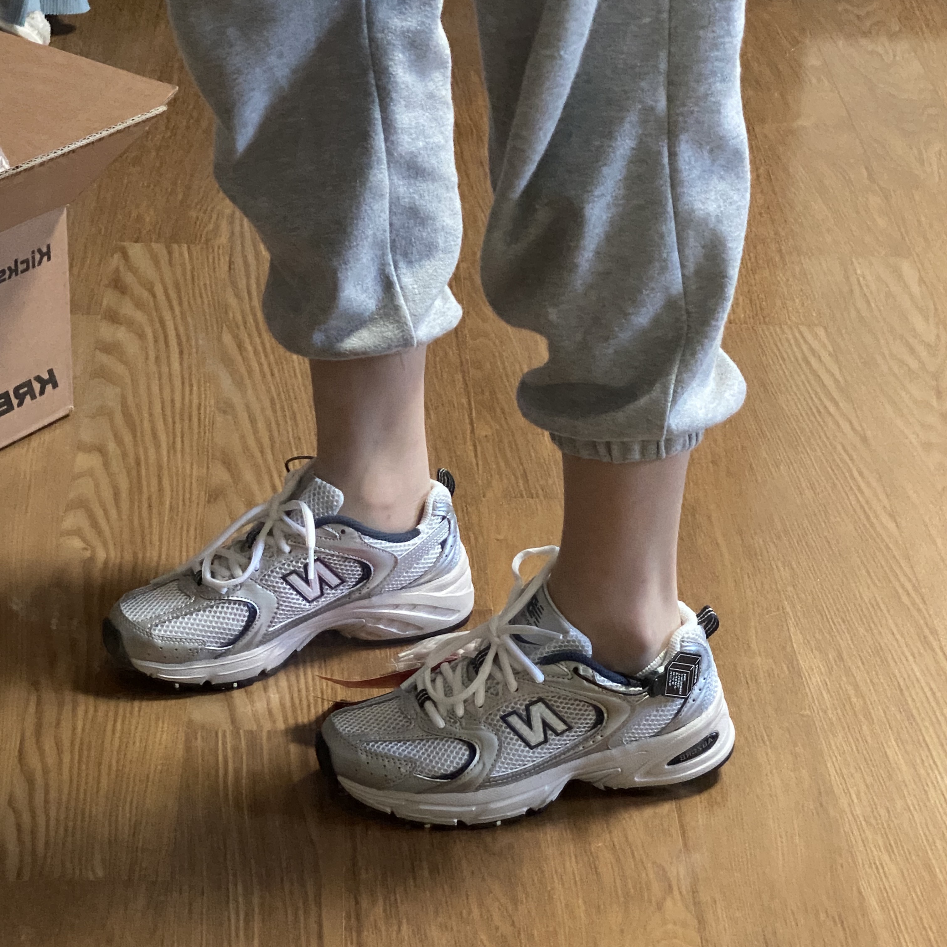 New Balance 530 Steel Grey 착용 스타일