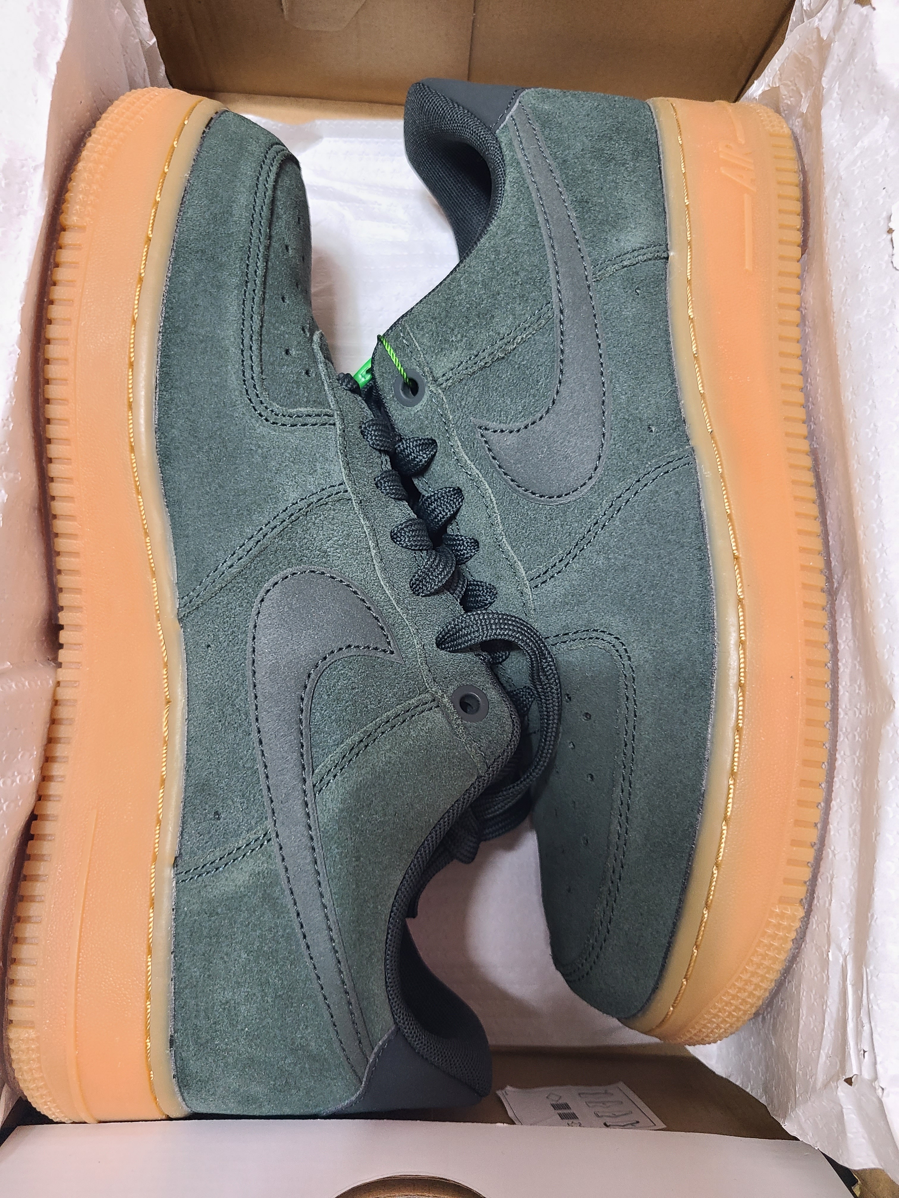 Nike Air Force 1 '07 LV8 Suede Outdoor Green 착용 스타일 - 1