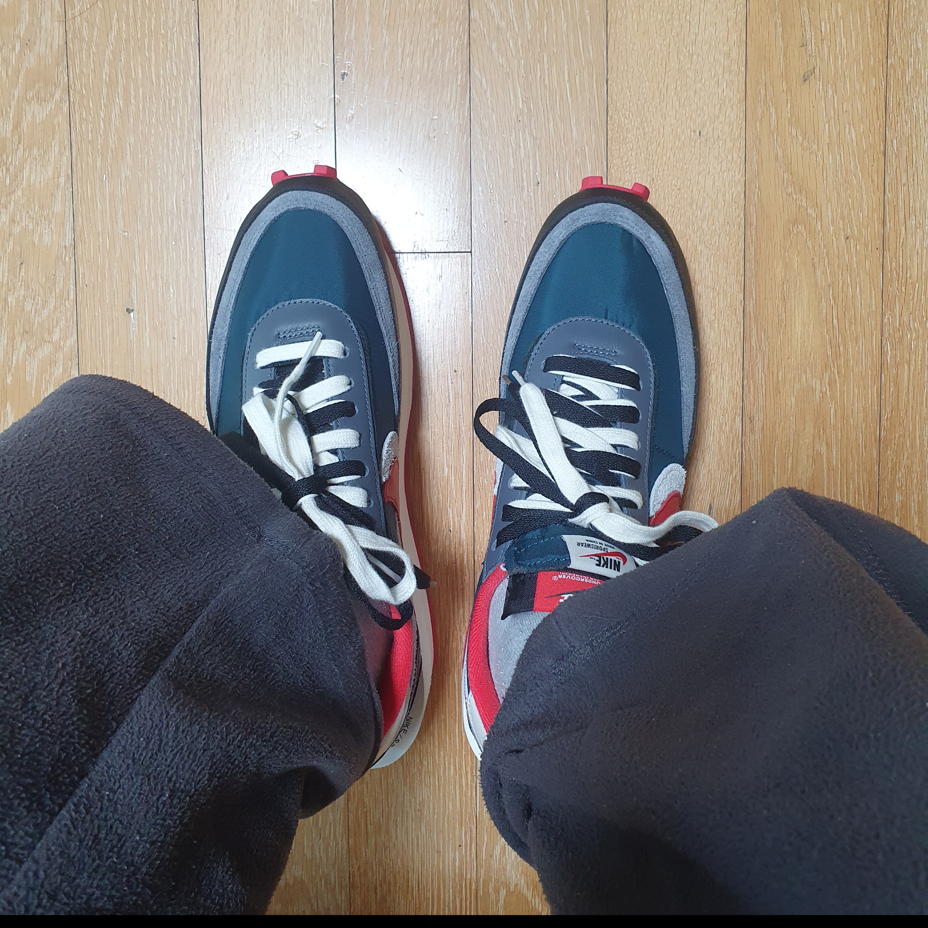 Nike x Sacai x Undercover LDWaffle Midnight Spruce University Red 착용 스타일 - 2