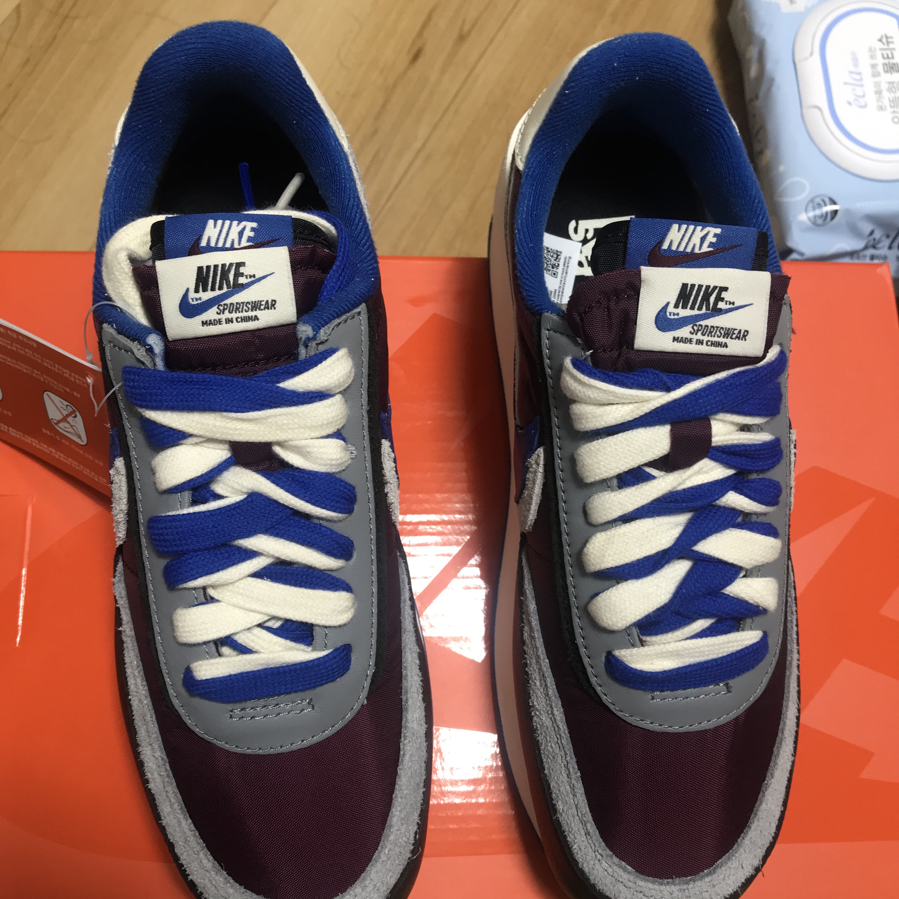 Nike x Sacai x Undercover LDWaffle Night Maroon Team Royal 착용 스타일 - 2