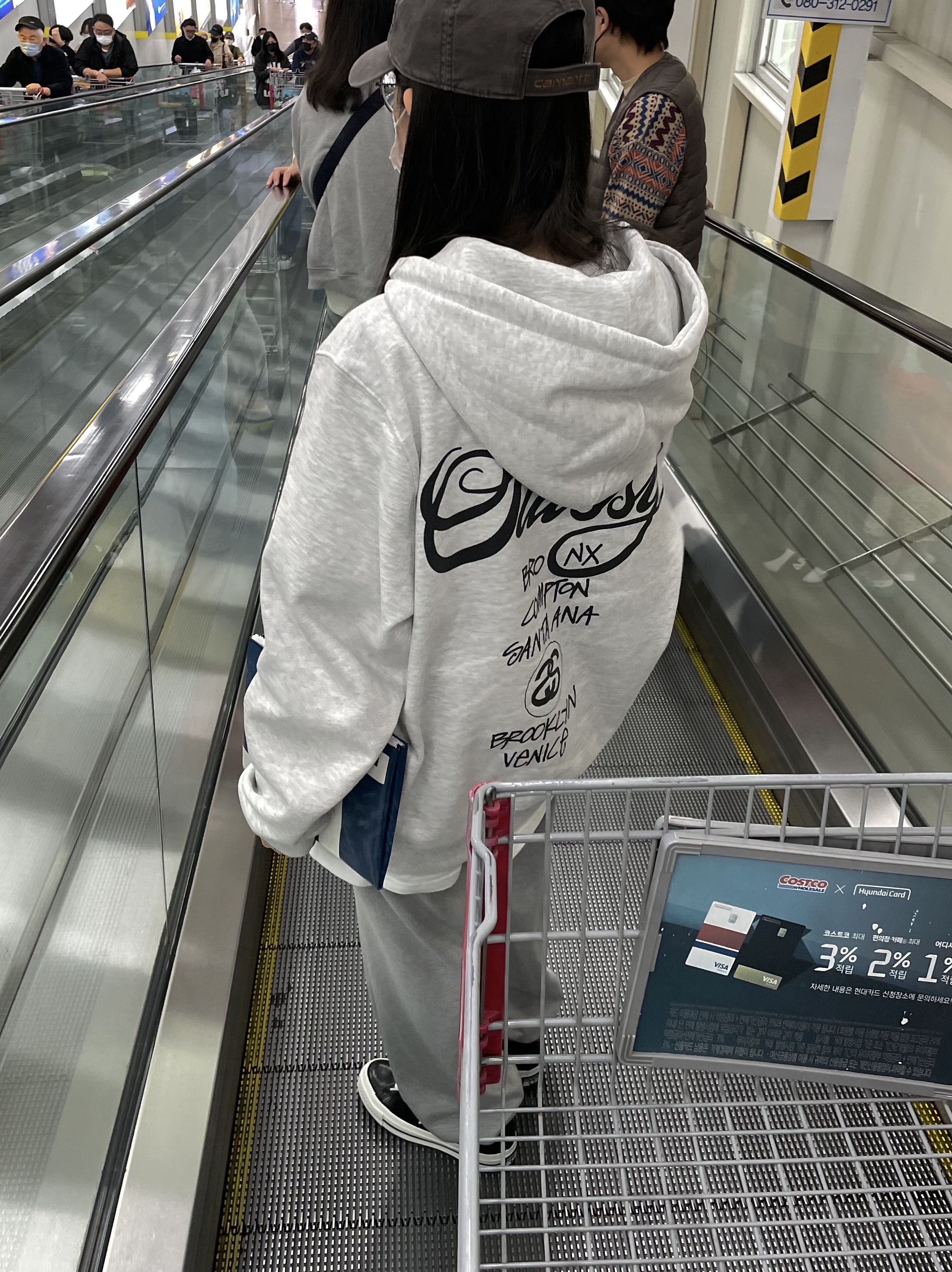 Stussy World Tour Zip Hoodie Ash Heather 2021, Converse One Star Ox HanByeol Black 착용 스타일 - 1