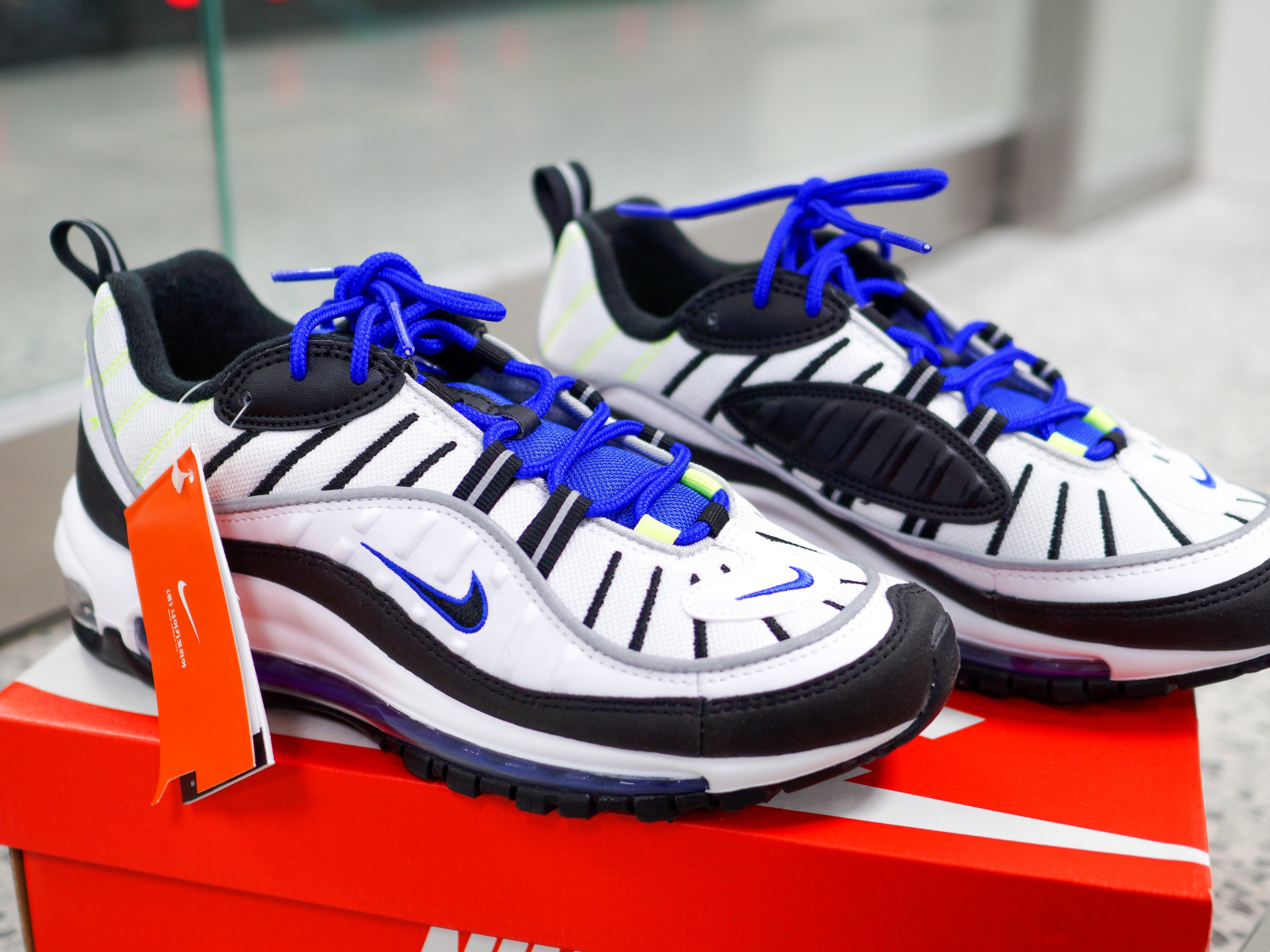 Nike Air Max 98 White Black Racer Blue 착용 스타일 - 1
