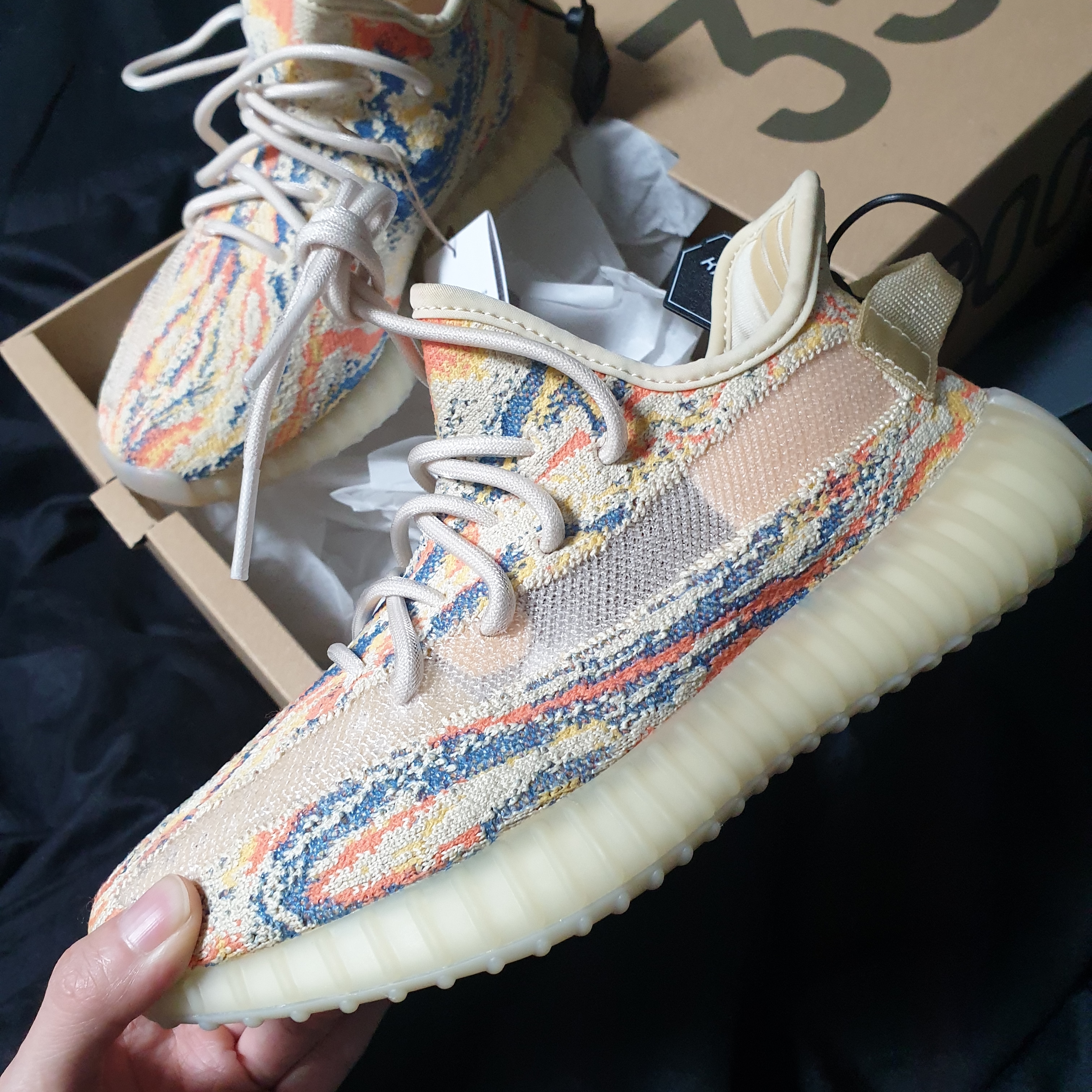 Adidas Yeezy Boost 350 V2 MX Oat 착용 스타일 - 1