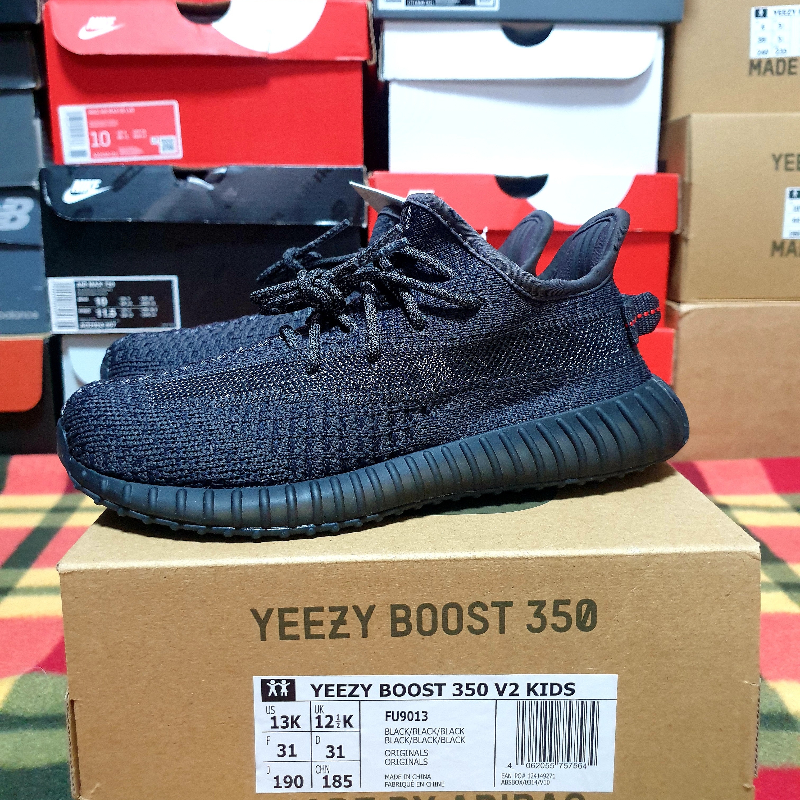 (Infant) Adidas Yeezy Boost 350 V2 Black 착용 스타일