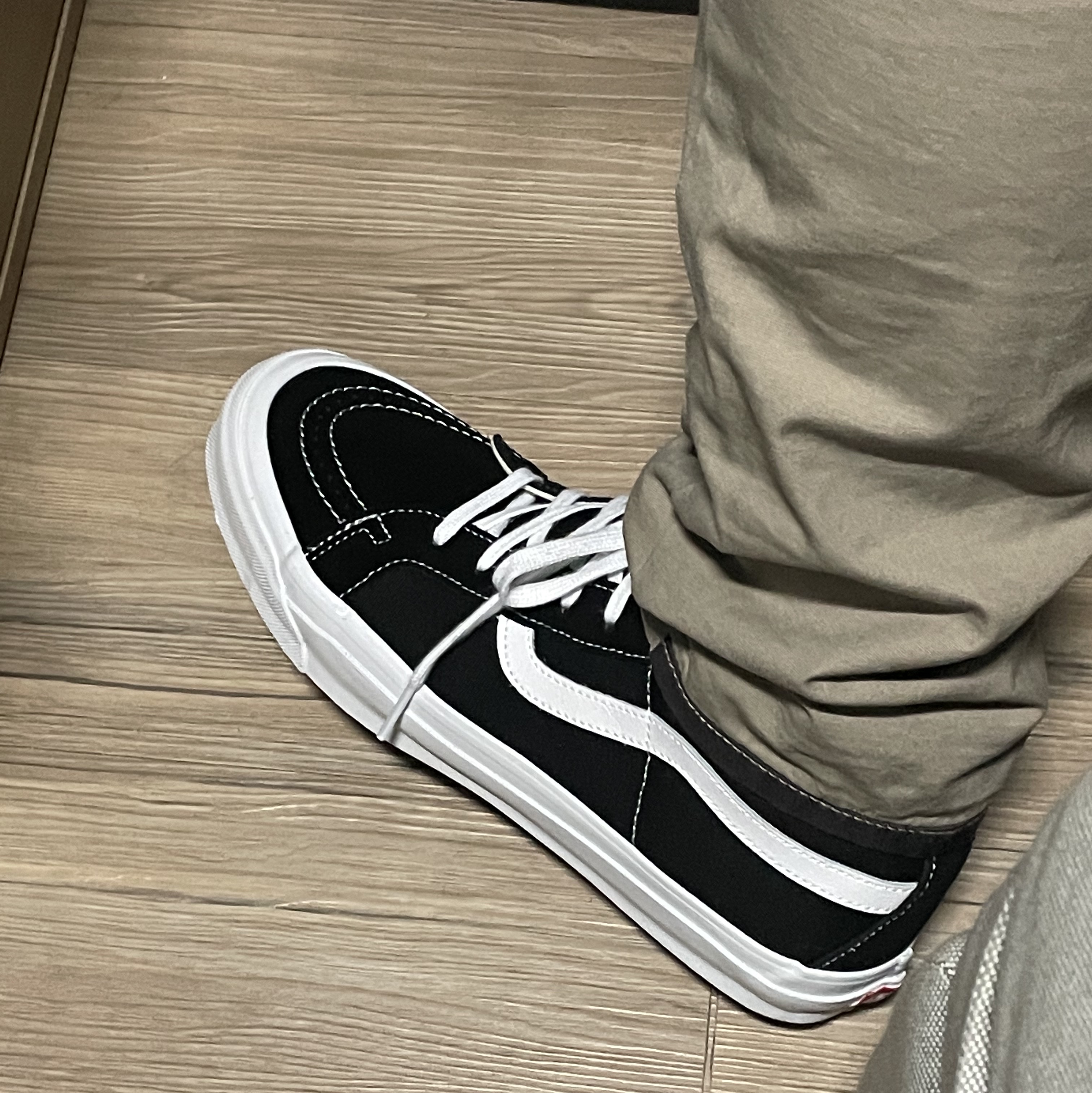 Vans Vault OG Sk8-Hi LX Black 착용 스타일 - 2