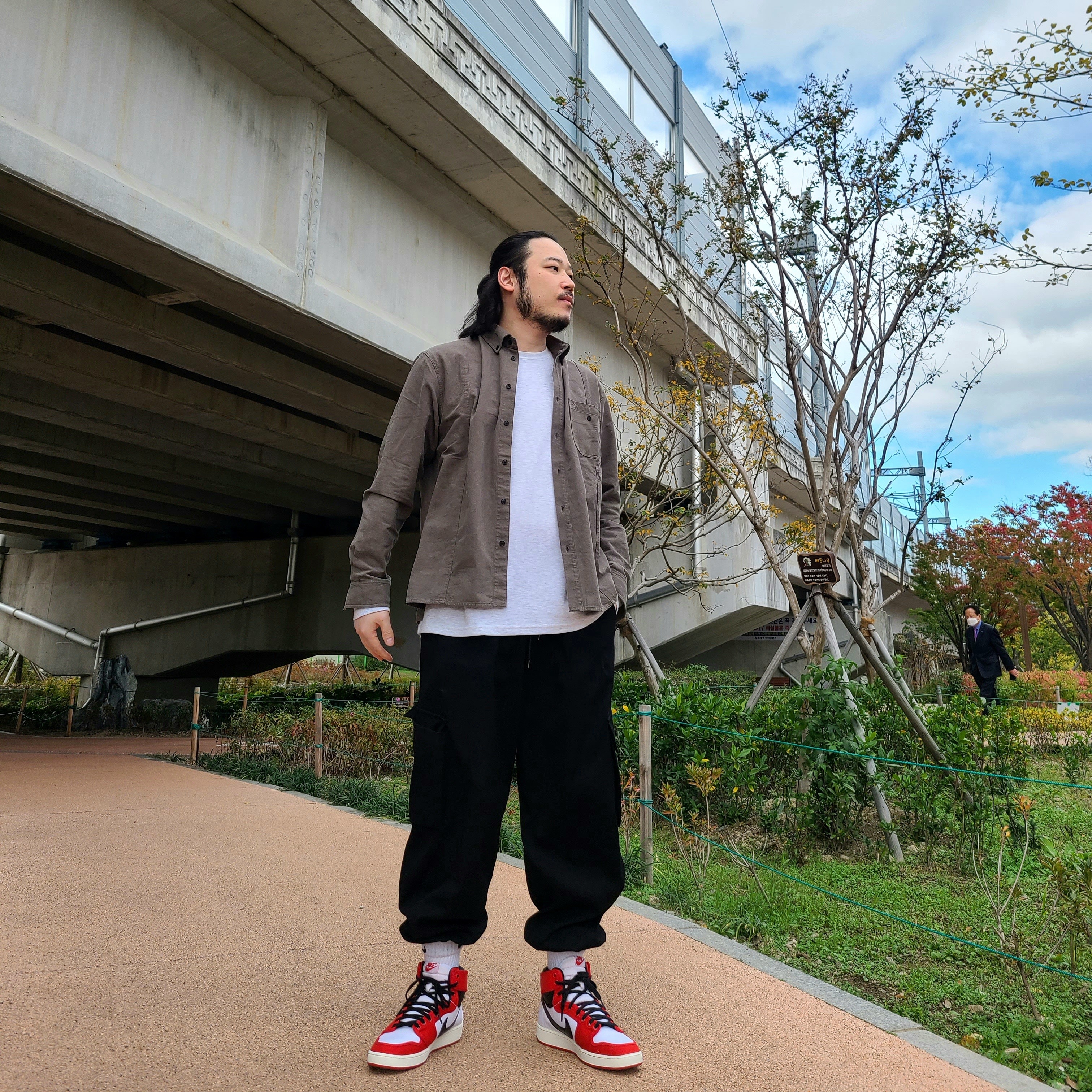 Jordan 1 KO Chicago 2021, IAB Studio Long Sleeve Light Gray 착용 스타일 - 2