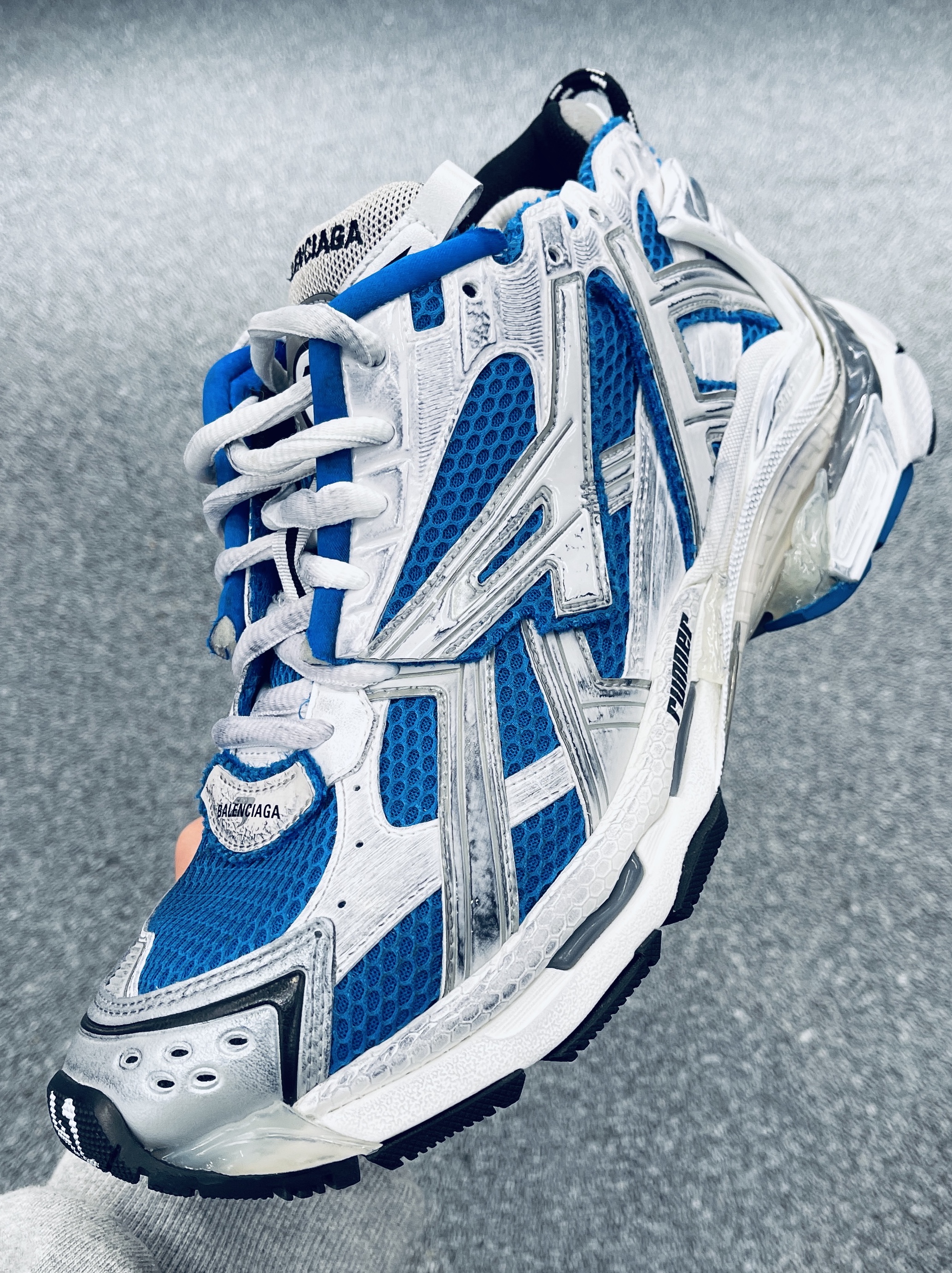 Balenciaga Runner Sneakers Blue White, Balenciaga Runner Sneakers Grey Burgundy 착용 스타일 - 1