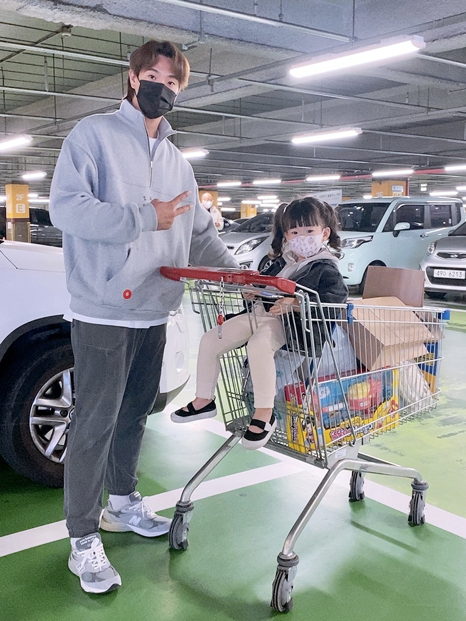 IAB Studio x Hyundai Mobis Half Zip Pullover Grey 착용 스타일