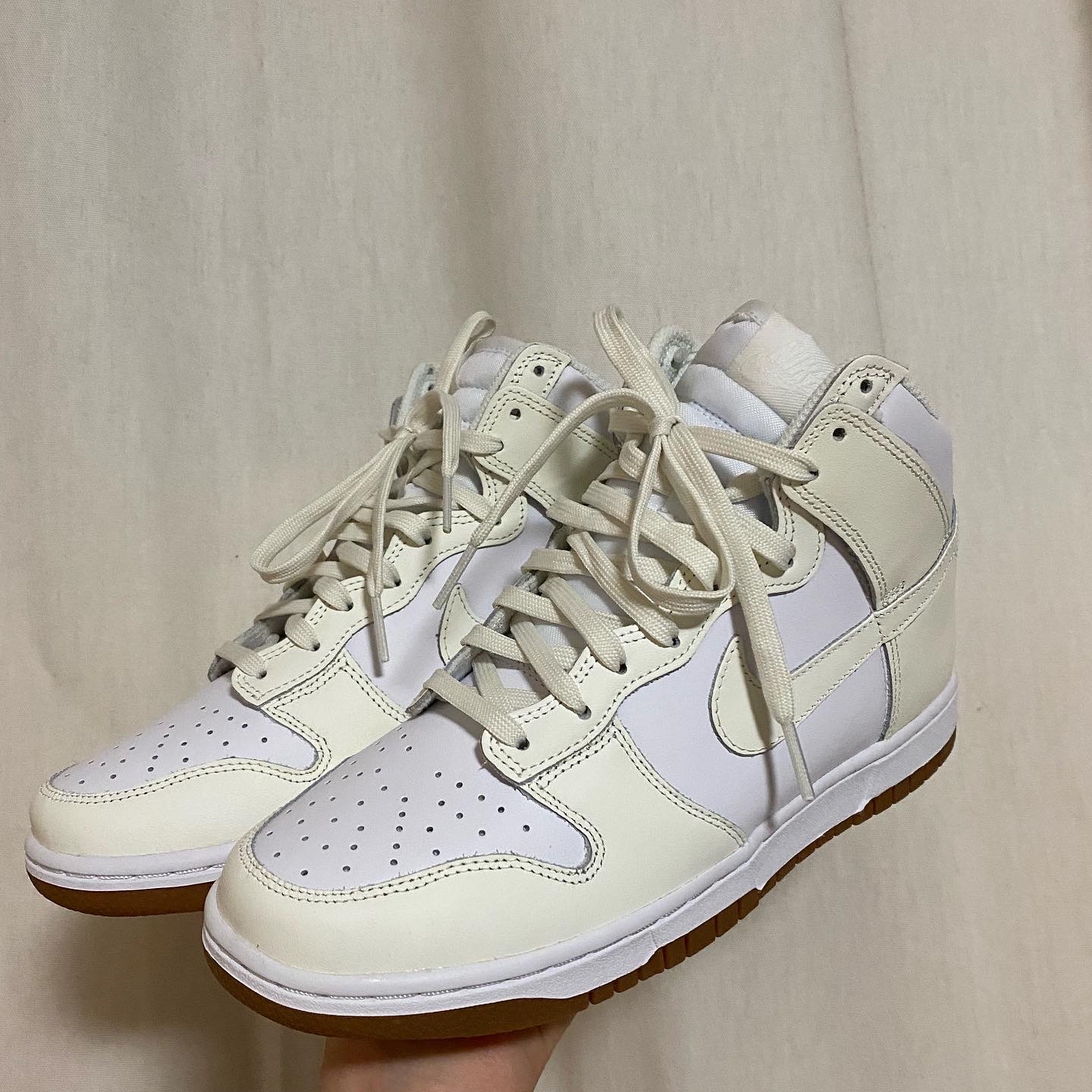 (W) Nike Dunk High Sail Gum 착용 스타일 - 3
