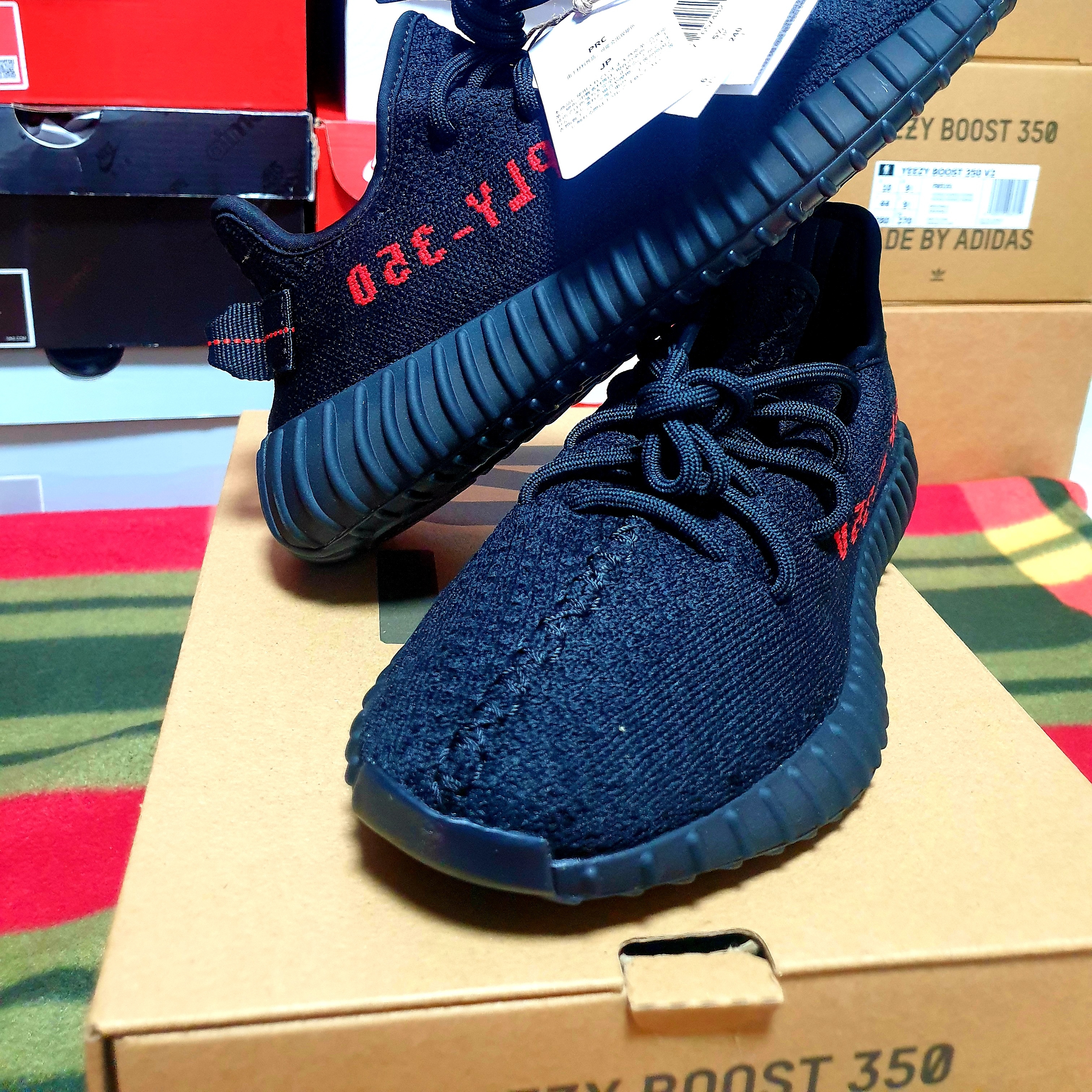 Adidas Yeezy Boost 350 V2 Black Red 2020 착용 스타일