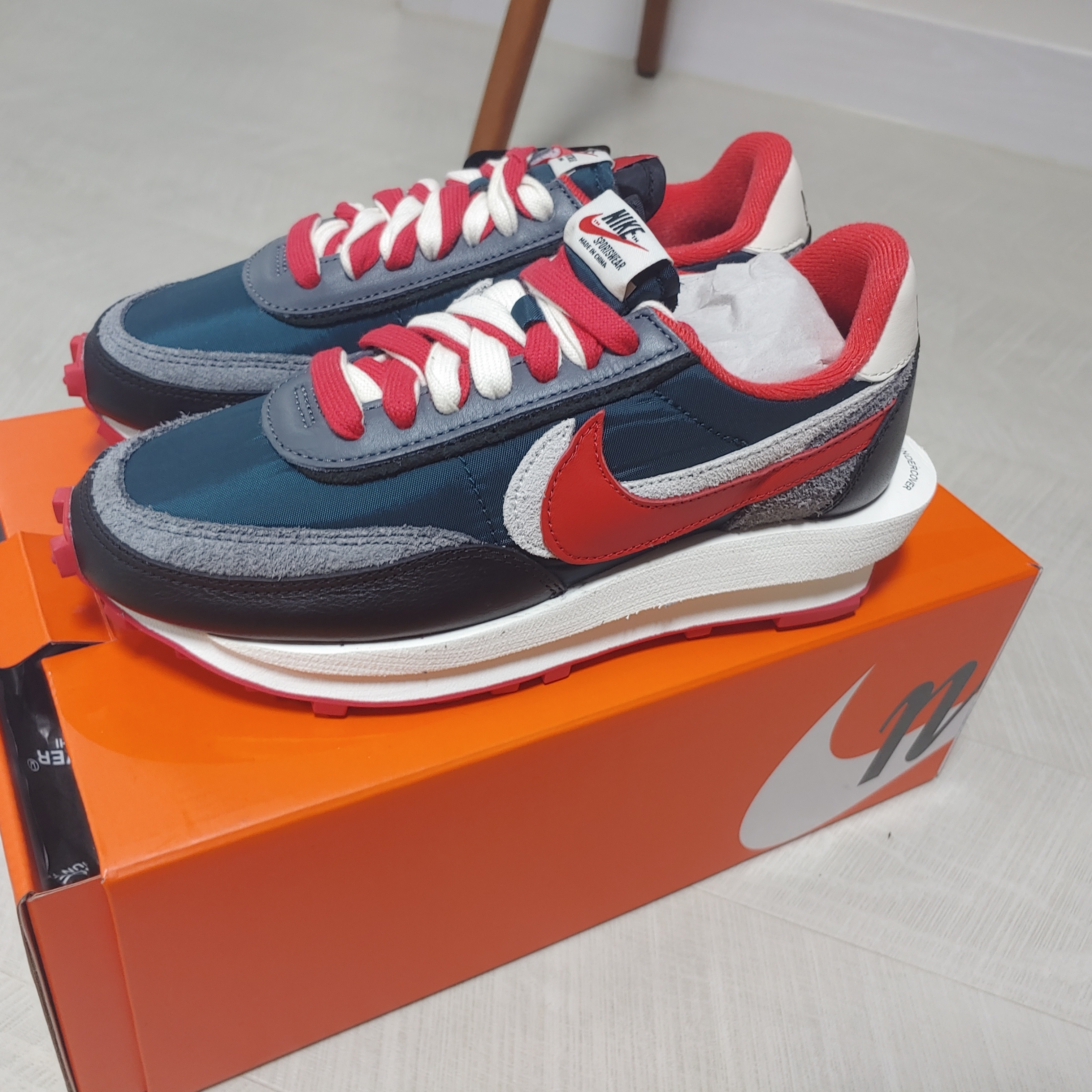 Nike x Sacai x Undercover LDWaffle Midnight Spruce University Red 착용 스타일