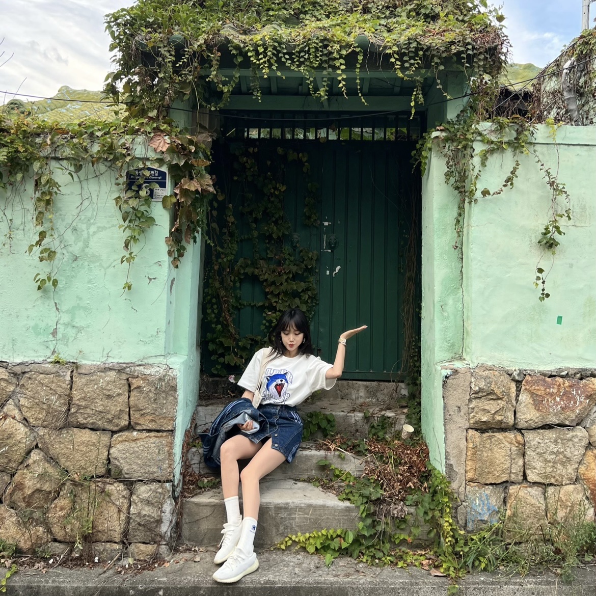 Maison Kitsune x Ader Error Yawn Fox T-Shirt Off White, Adidas Yeezy Boost 350 V2 Cream/Triple White 착용 스타일 - 4