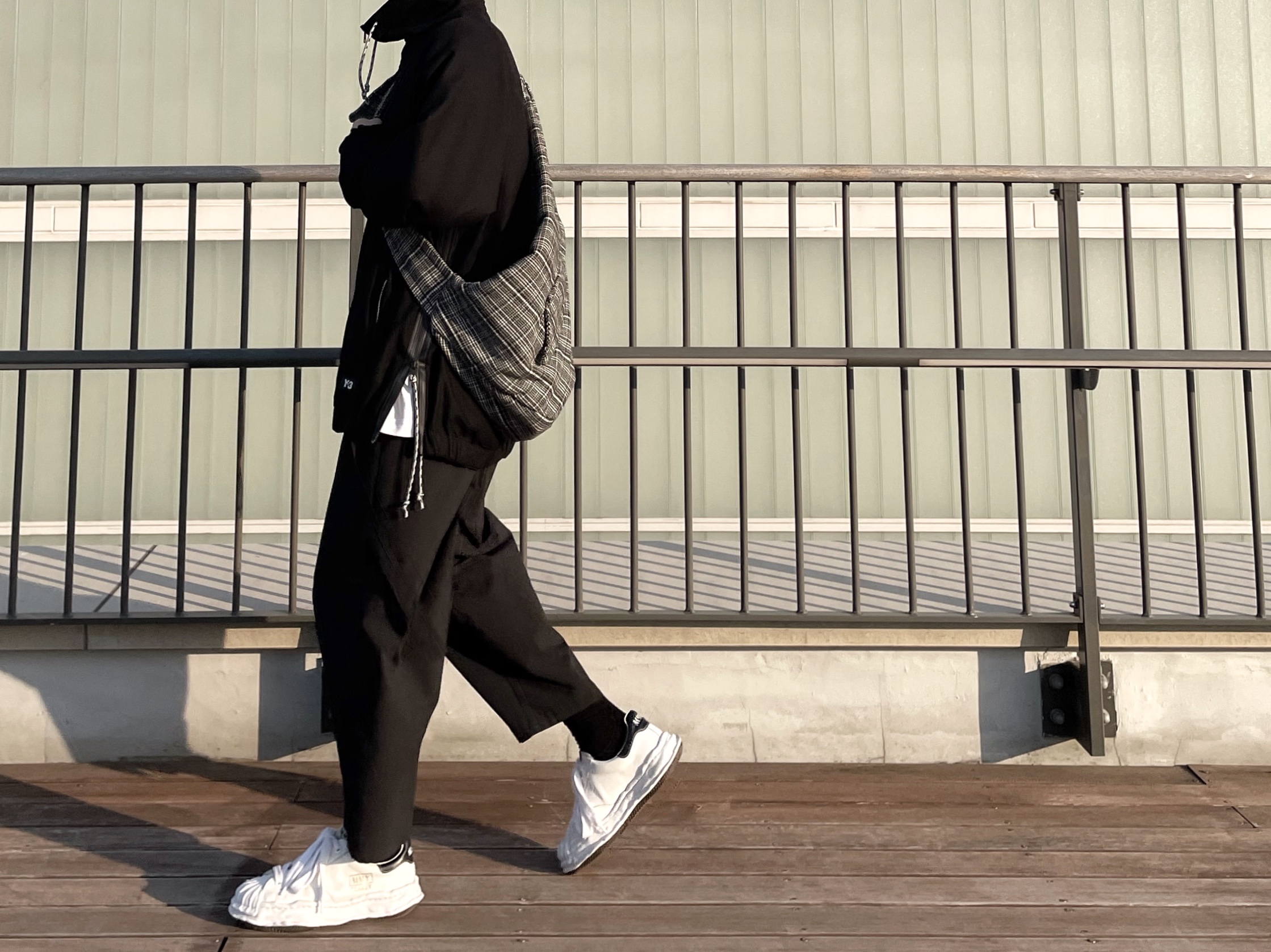 Maison Mihara Yasuhiro Blakey OG Sole Leather Low-top Sneakers White 착용 스타일 - 2