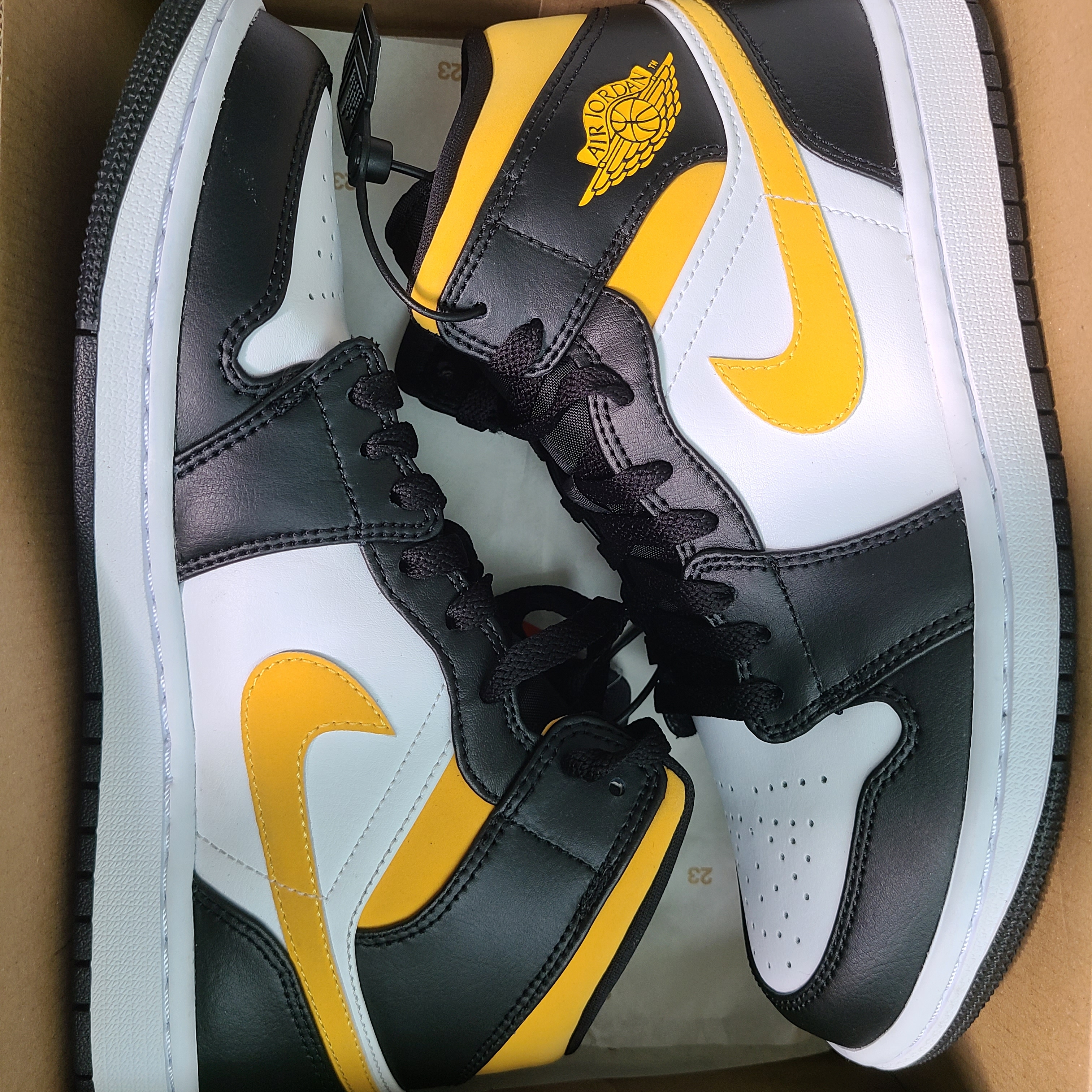Jordan 1 Mid Pollen 착용 스타일 - 3