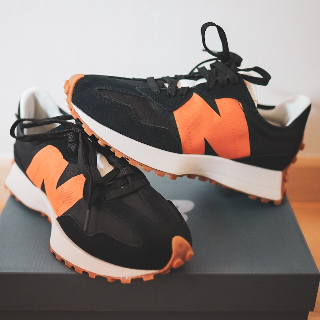 New Balance 327 Black Orange 착용 스타일 - 2