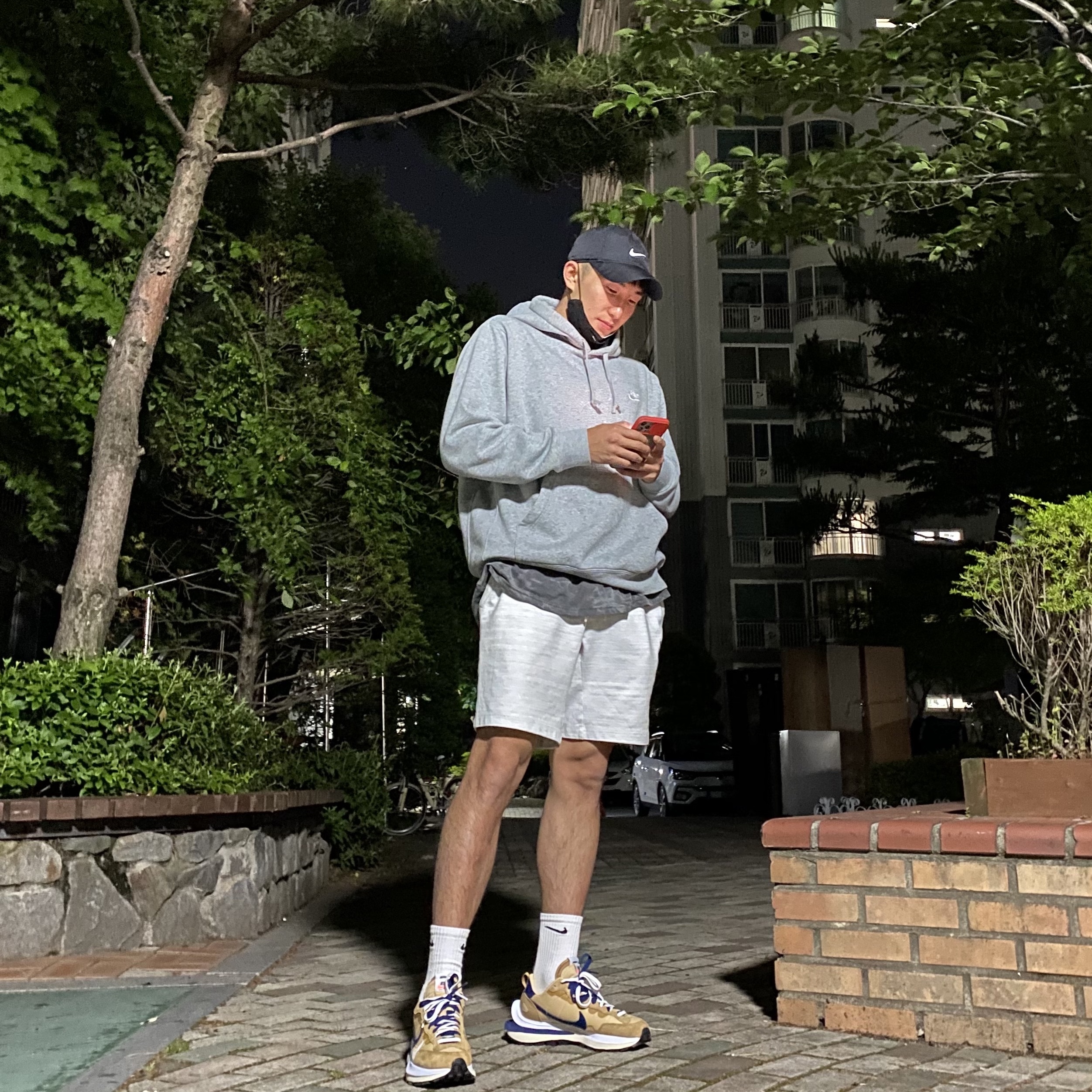 Nike x Sacai VaporWaffle Sesame and Blue Void 착용 스타일