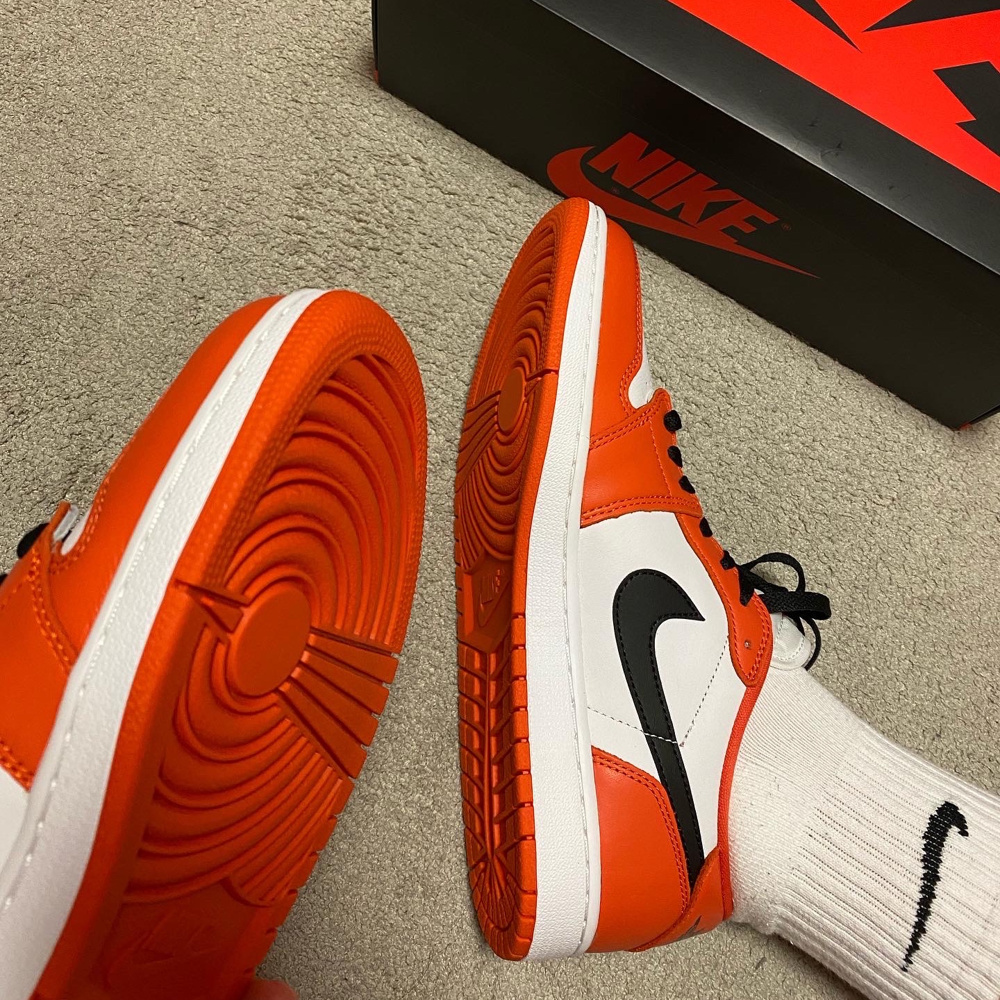 Jordan 1 Low OG Starfish 착용 스타일 - 1