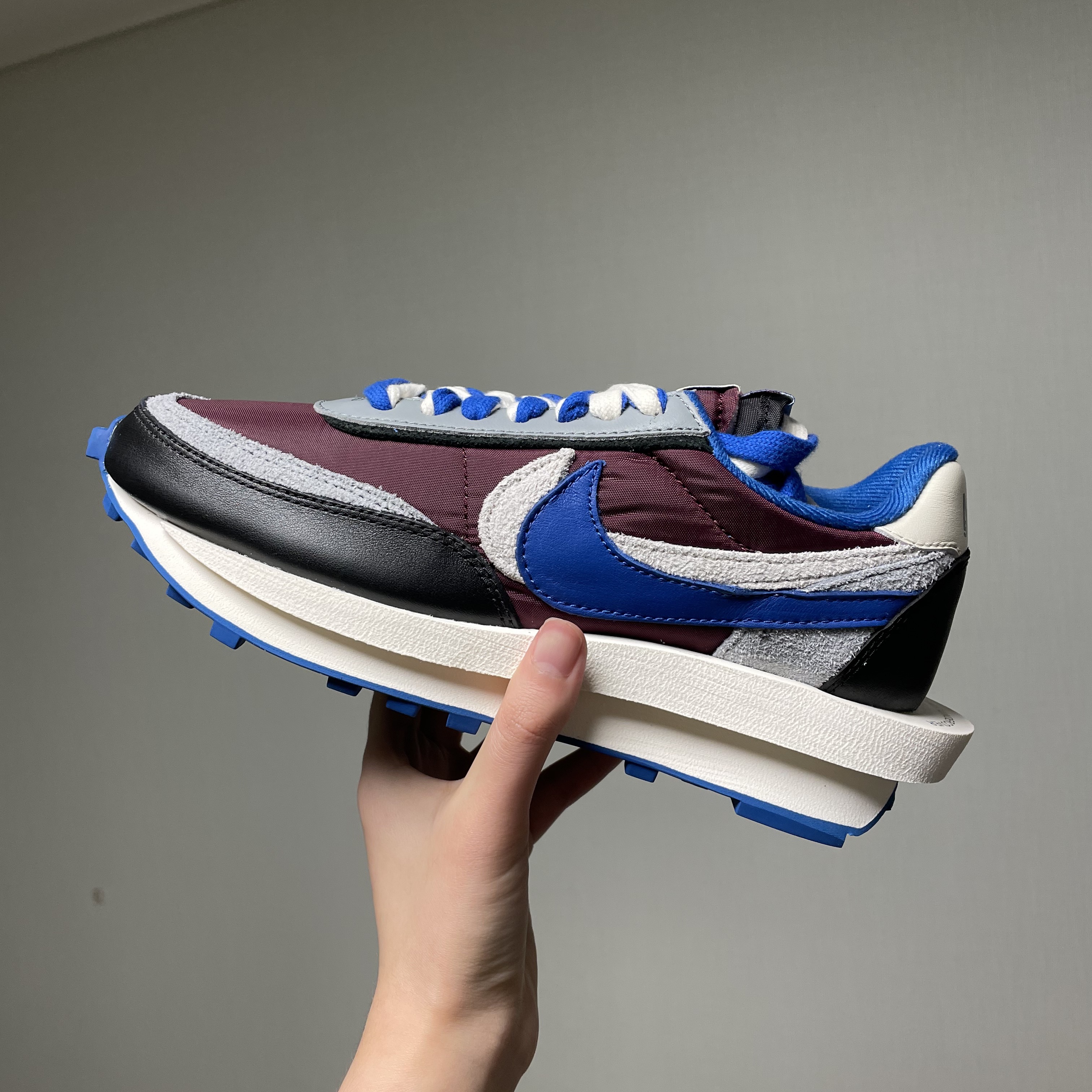 Nike x Sacai x Undercover LDWaffle Night Maroon Team Royal 착용 스타일